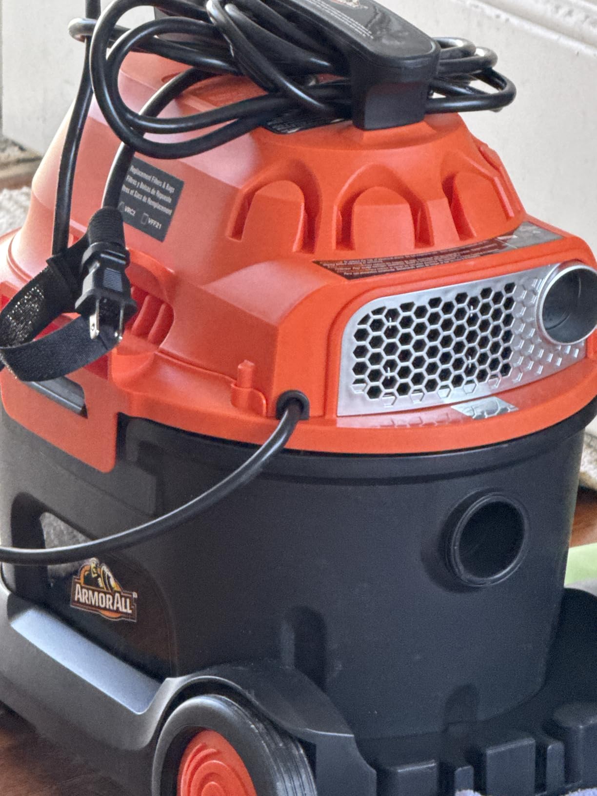 Armor All AA255W Wet/Dry Utility Vac 2.5 Gallon, 2.5-Gallon, 120 Volts (AC), Orange/Black customer photo 2