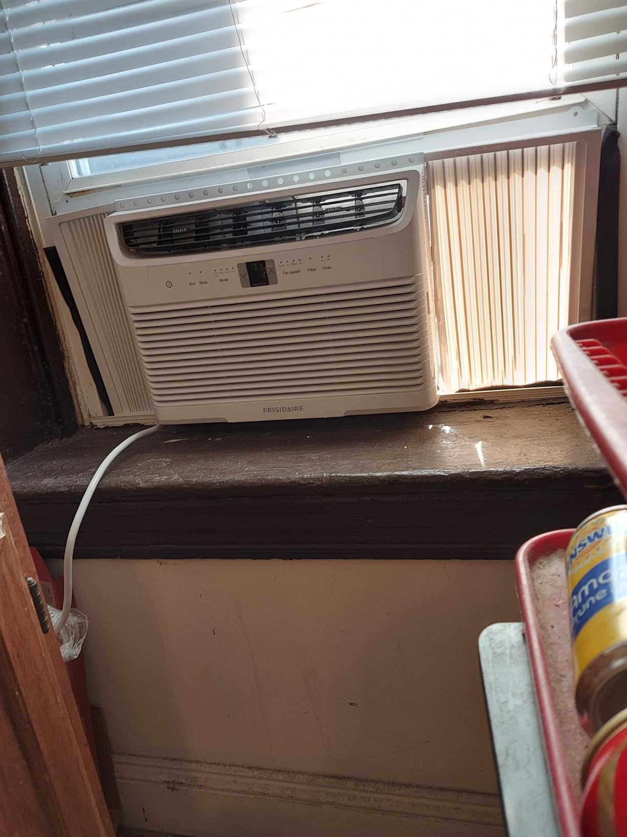 Frigidaire 5,000 BTU Window Air Conditioner with Remote Control, Cools Up to 150 Sq. Ft., Quiet Operation, Eco Mode, 3 Fan Speeds, Auto Restart, White customer photo 1