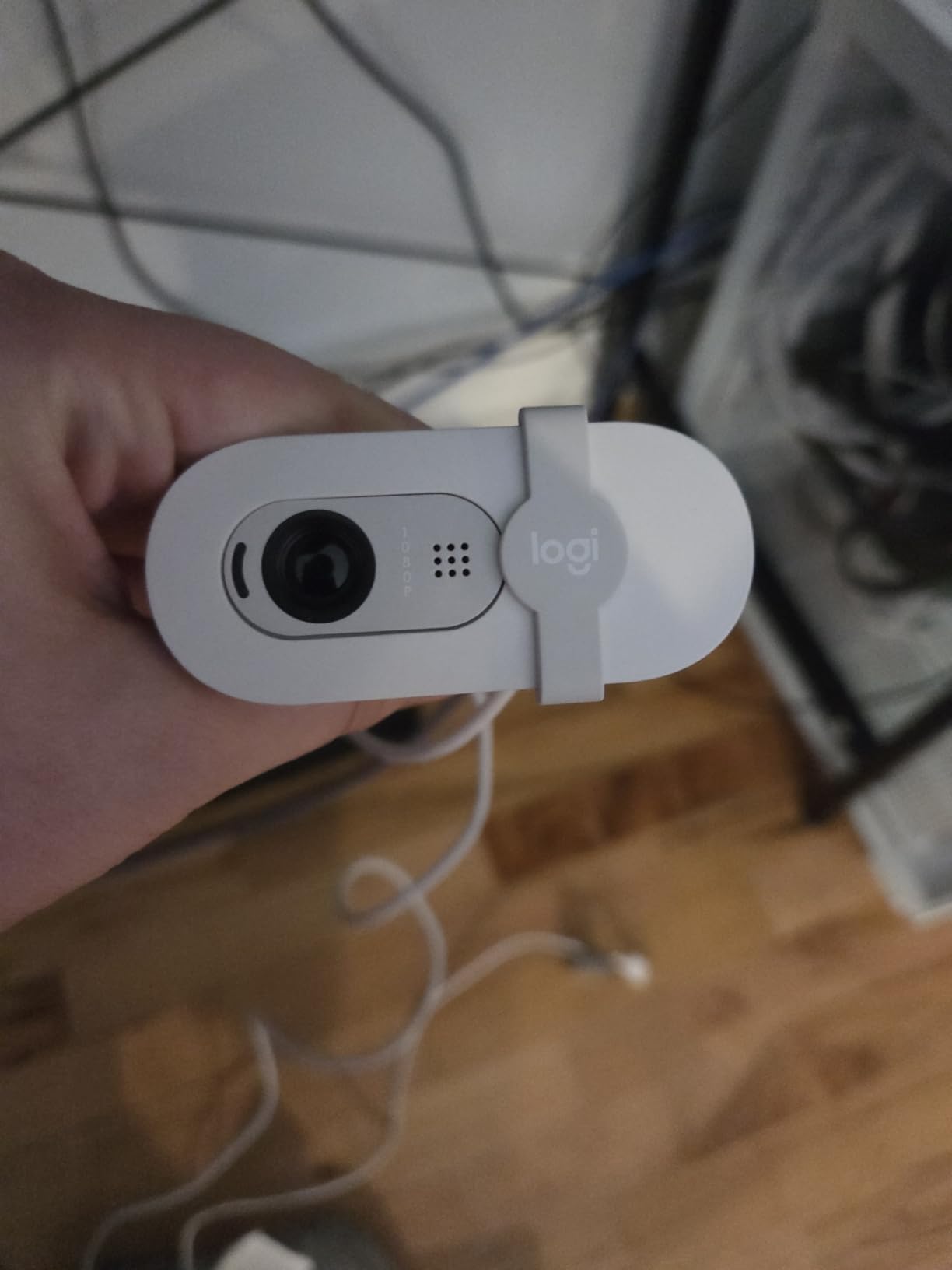 Logitech Brio 101 Full HD 1080p Webcam, Built-in Mic, Privacy Shutter customer photo 1
