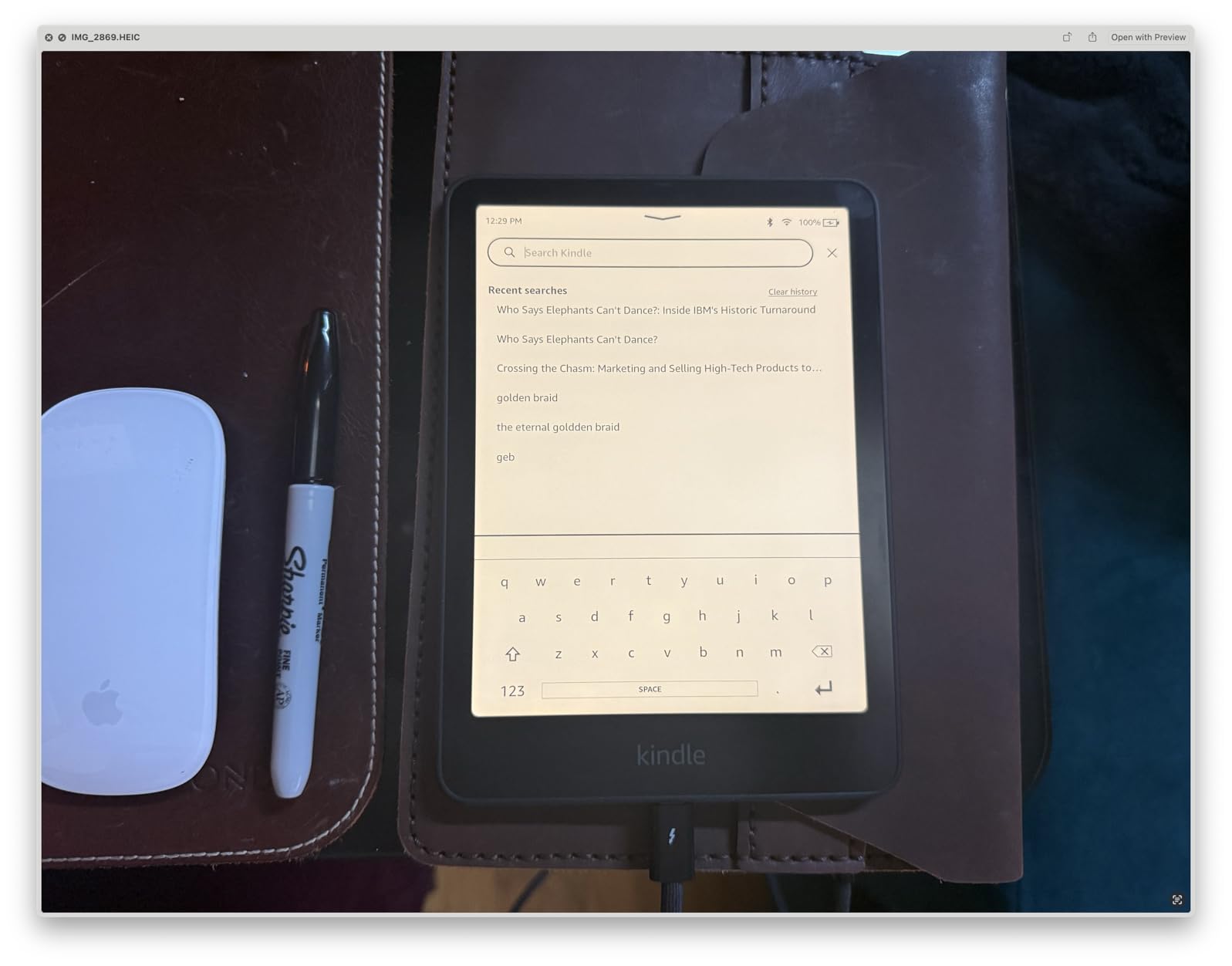 Kindle Paperwhite Signature Edition 32GB (newest model) - 20% faster with auto-adjusting front light, wireless charging, and weeks of battery life - Metallic Black customer photo 1