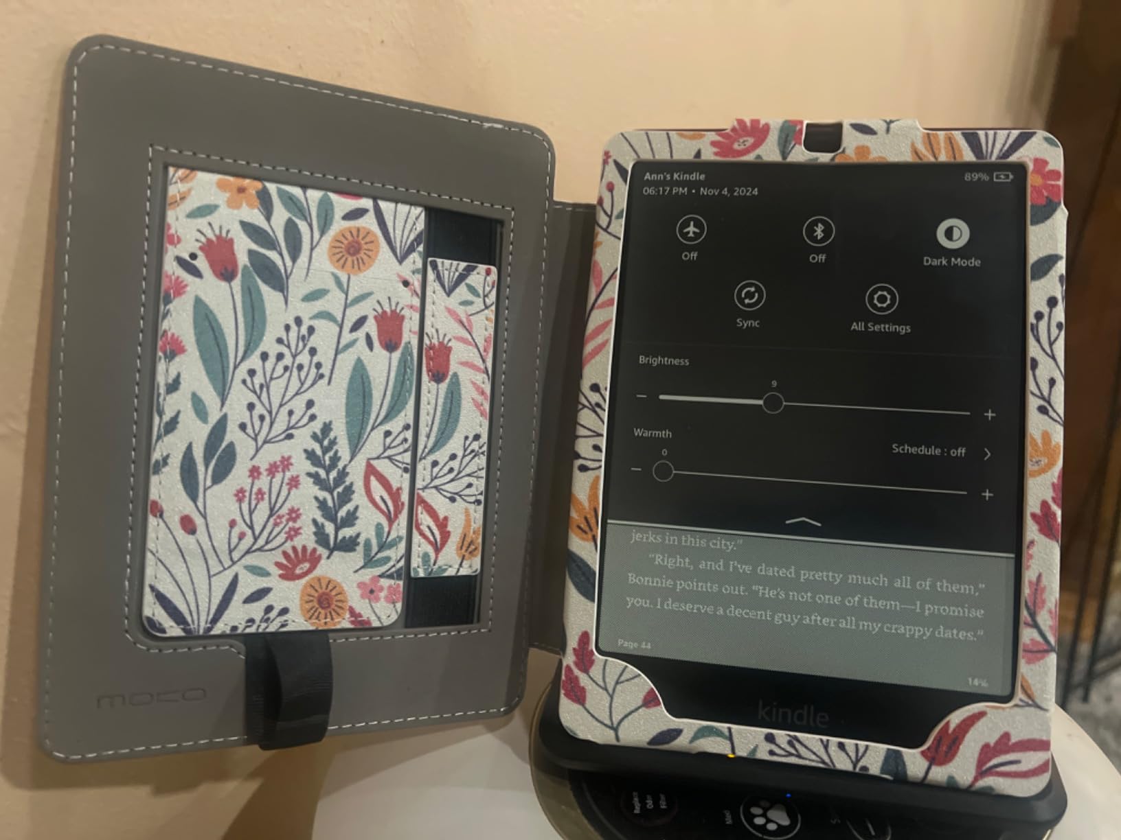 Kindle Paperwhite Signature Edition 32GB (newest model) - 20% faster with auto-adjusting front light, wireless charging, and weeks of battery life - Metallic Black customer photo 2