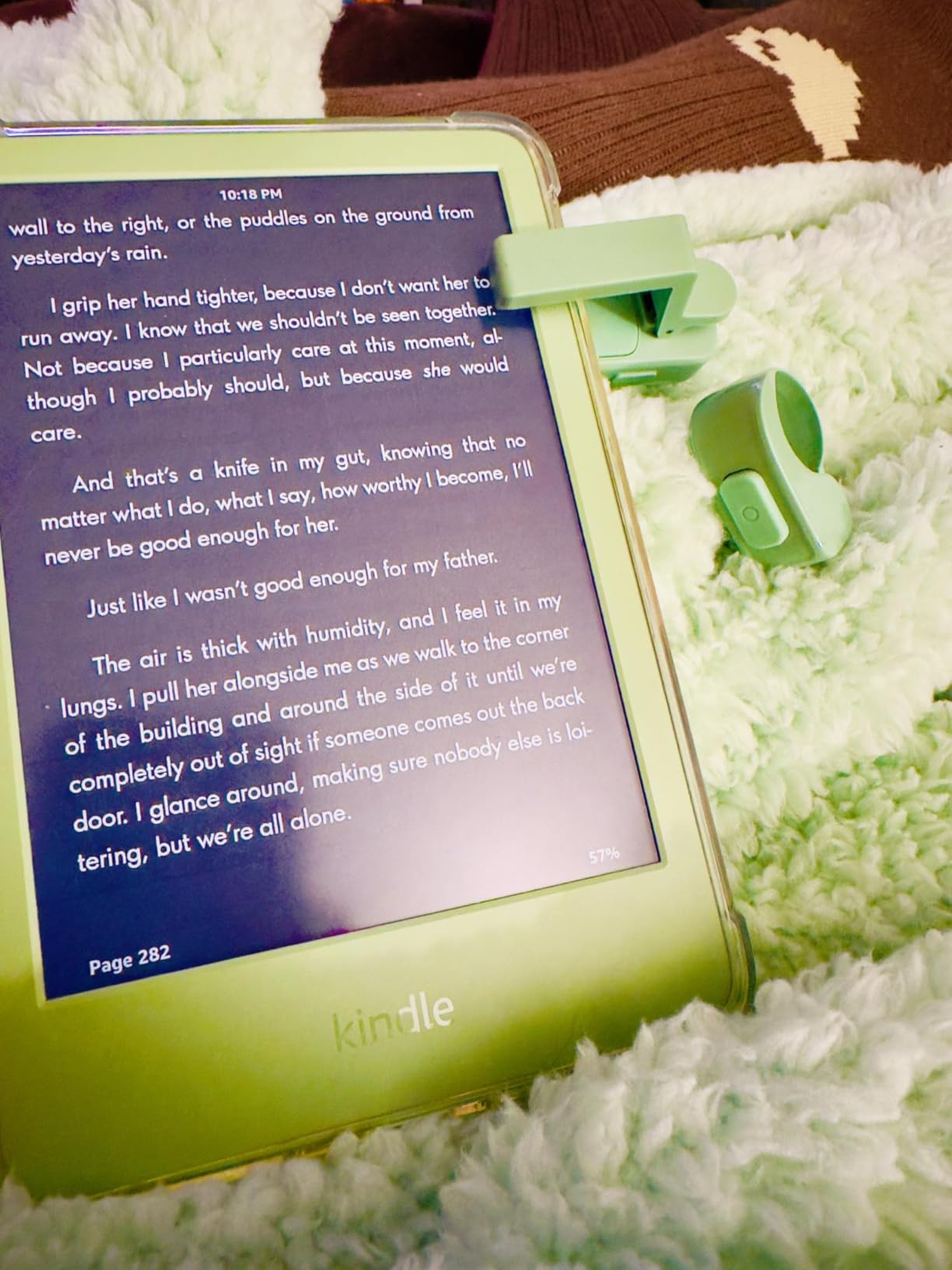 Kindle 16 GB (newest model) - Lightest and most compact Kindle, now with faster page turns, and higher contrast ratio, for an enhanced reading experience - Matcha customer photo 1