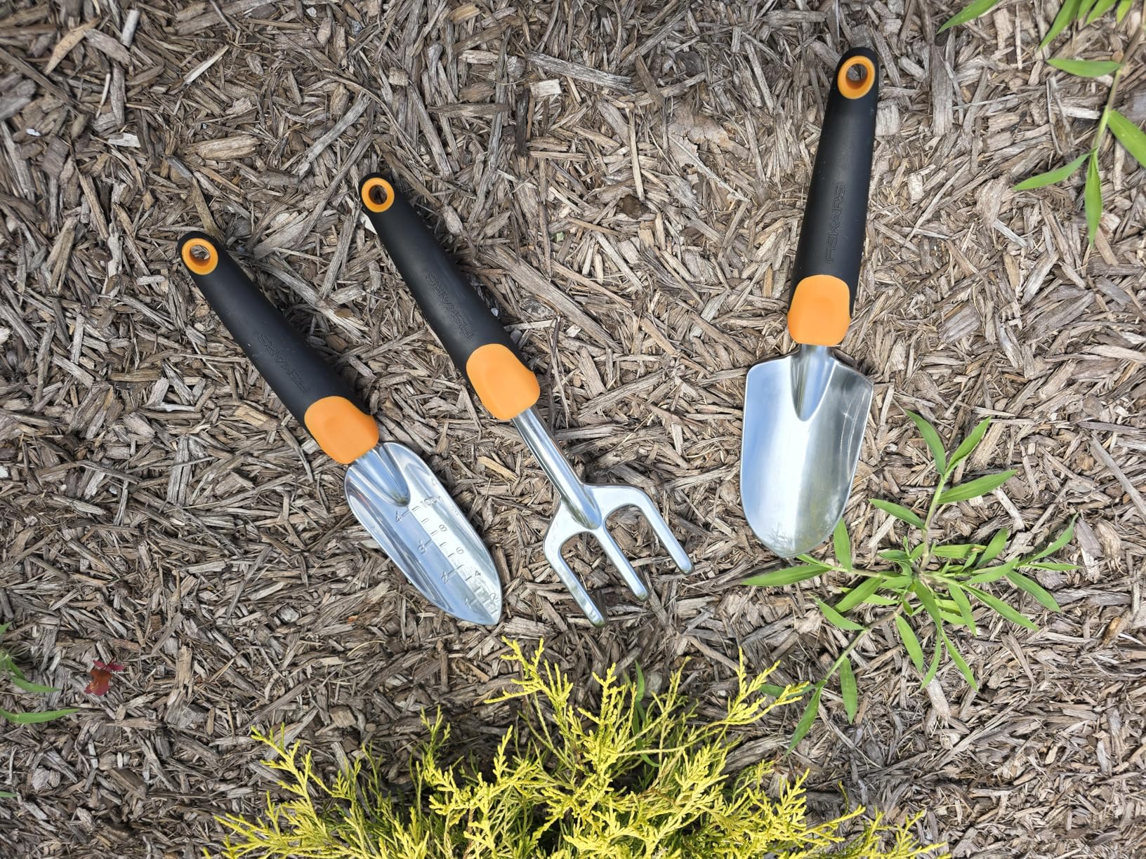 Fiskars Ergo Garden Trowel, Heavy Duty Hand Tool for Digging and Planting customer photo 1
