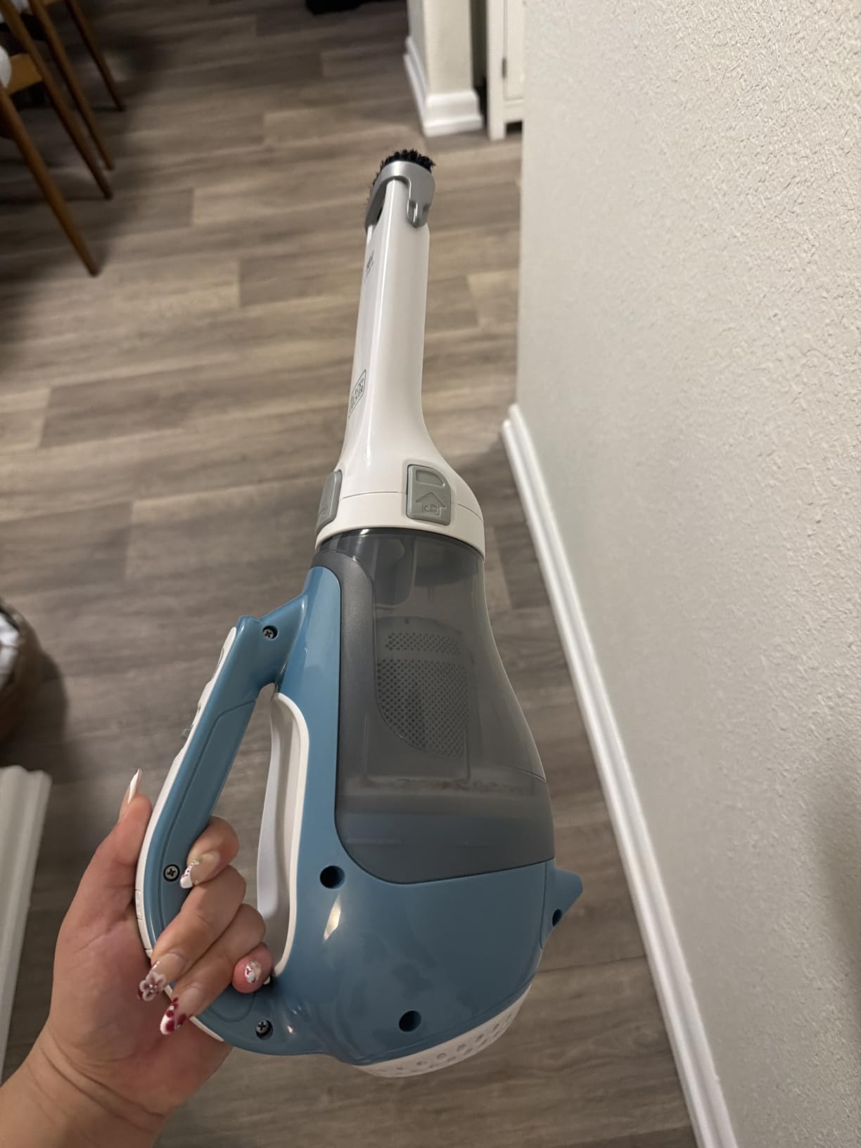 BLACK+DECKER dustbuster AdvancedClean Handheld Vacuum Cordless, Compact Home and Car Vacuum with Crevice Tool, Rotating Nozzle and Charging Station, Large Dust Bowl (CHV1410L) customer photo 1