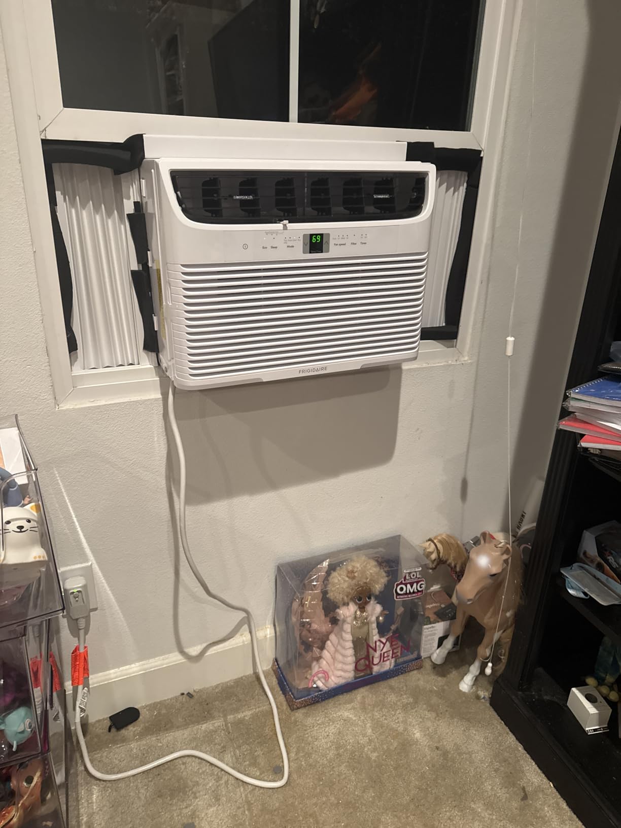 Frigidaire 12,000 BTU Window Air Conditioner with Remote Control, Cools Up to 550 Sq. Ft., Quiet Operation, Eco Mode, 3 Fan Speeds, Auto Restart, White customer photo 2
