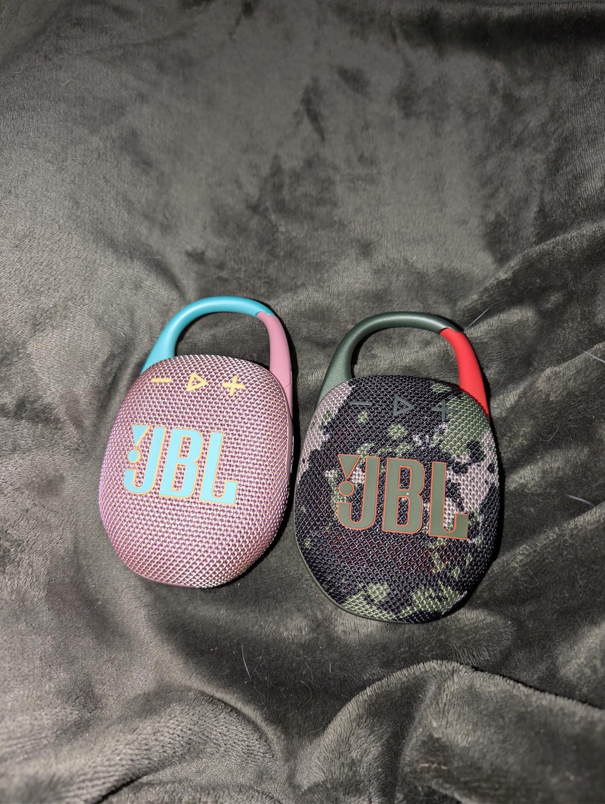 JBL Clip 5 - Ultra-Portable, Waterproof & Dustproof Bluetooth Speaker, Big JBL Pro Sound with Punchy bass, Integrated Carabiner, Up to 12 Hours of Play, Made in Part with Recycled Materials (Black) customer photo 2