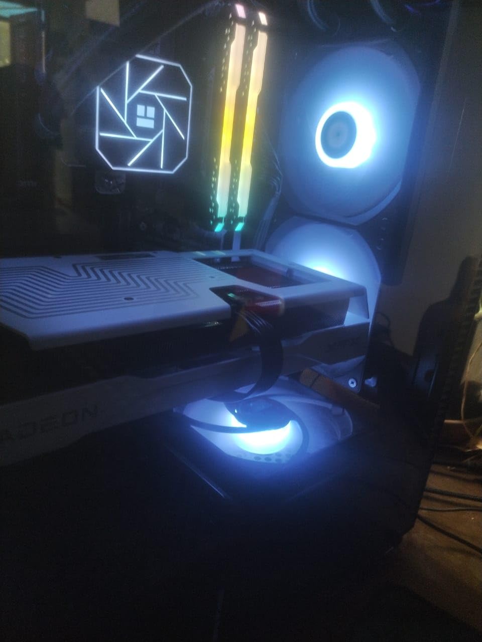 XFX Swift AMD Radeon RX 9060 XT OC White Gaming Edition with 8GB GDDR6 HDMI 2xDP, AMD RDNA 4 RX-96TSW8GWQ customer photo 2