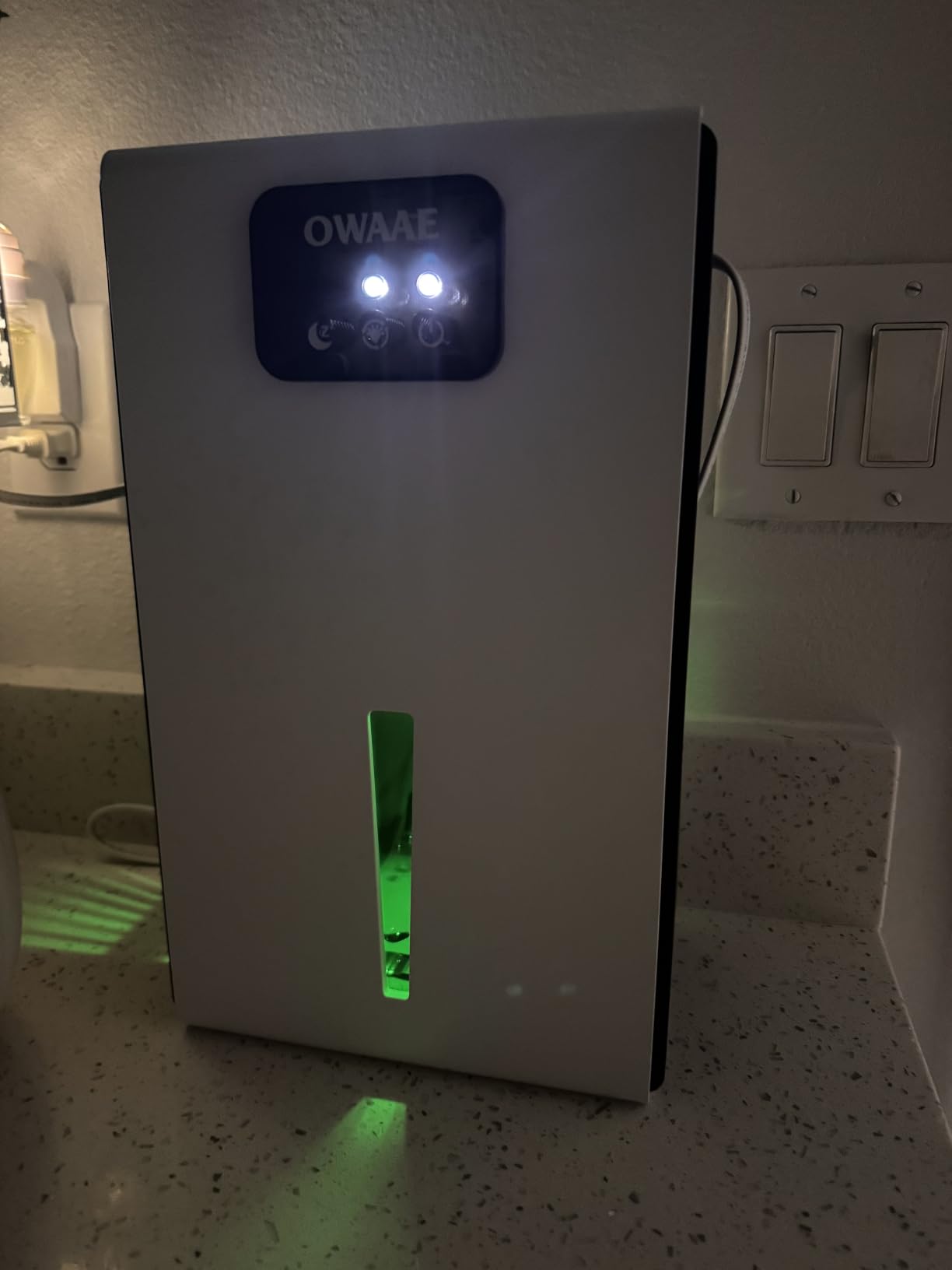 Dehumidifier, 1000 sq.ft Quiet Dehumidifiers for Home Bedroom Bathroom Basement with 95oz Water Tank, Sleep Mode, Auto Shut-Off 7 Colors LED Light, White customer photo 1