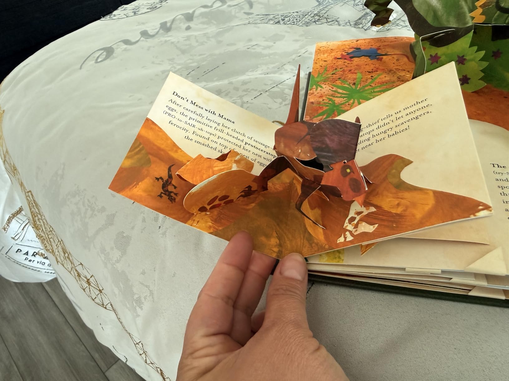 Encyclopedia Prehistorica Dinosaurs : The Definitive Pop-Up customer photo 1