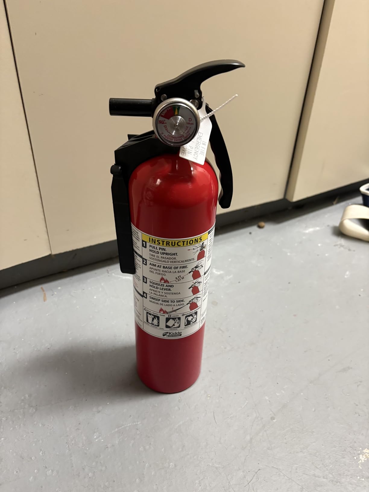 Kidde Basic 110 Fire Extinguisher for Home, 1-A:10-B:C, FA110G, 1 Pack | Residential Multi-Purpose Extinguisher for Small Common Household Fires, 2.5 lb. Dry Chemical customer photo 1