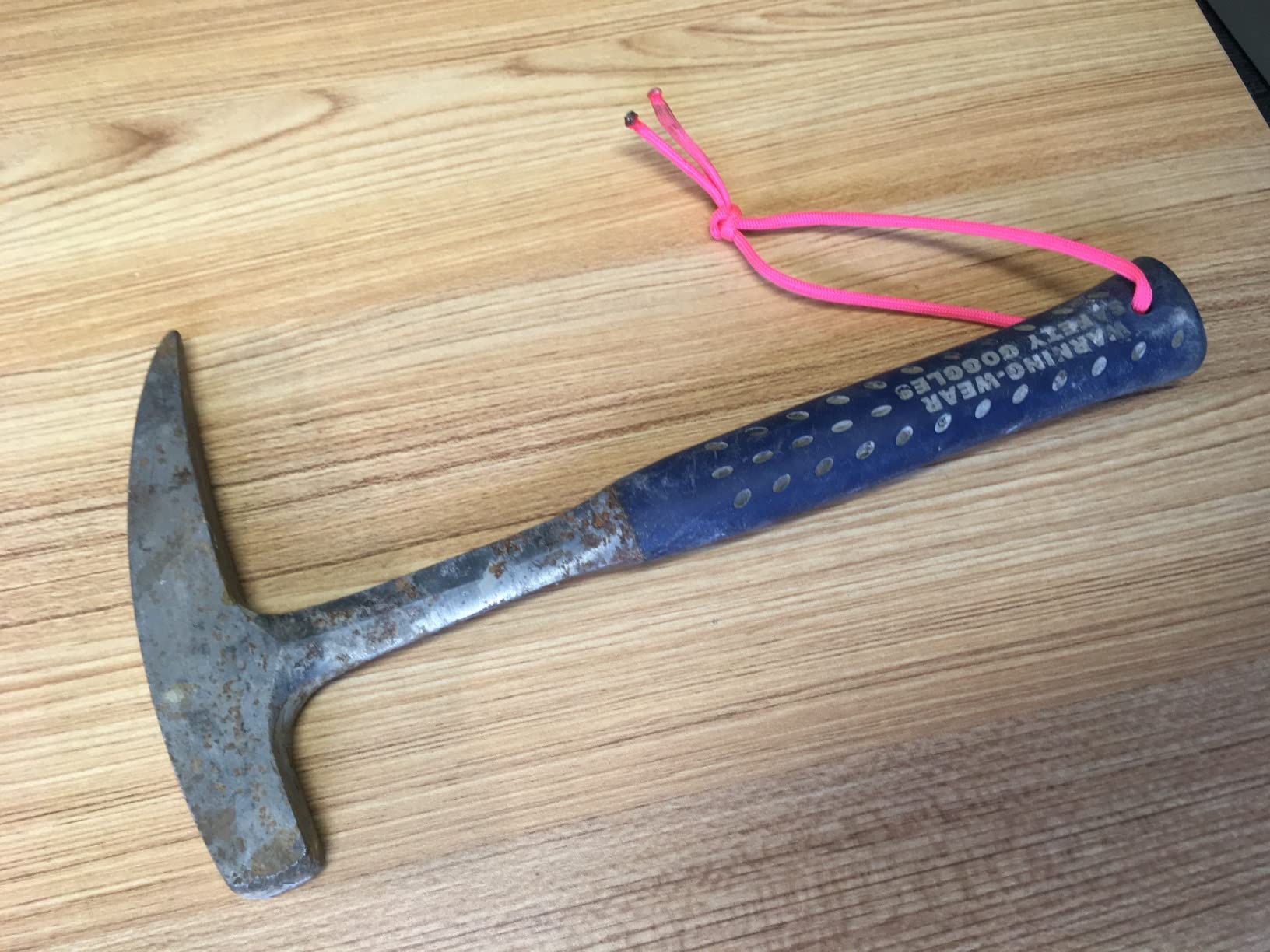 ESTWING Rock Pick, 22oz Pointed Tip, Blue Molded Grip, E3-22P customer photo 1