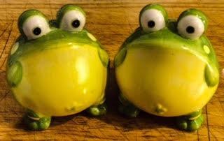 DAPRIL Toby The Toad Frog Salt And Pepper Shakers For Kitchen, One Size, Green customer photo 1