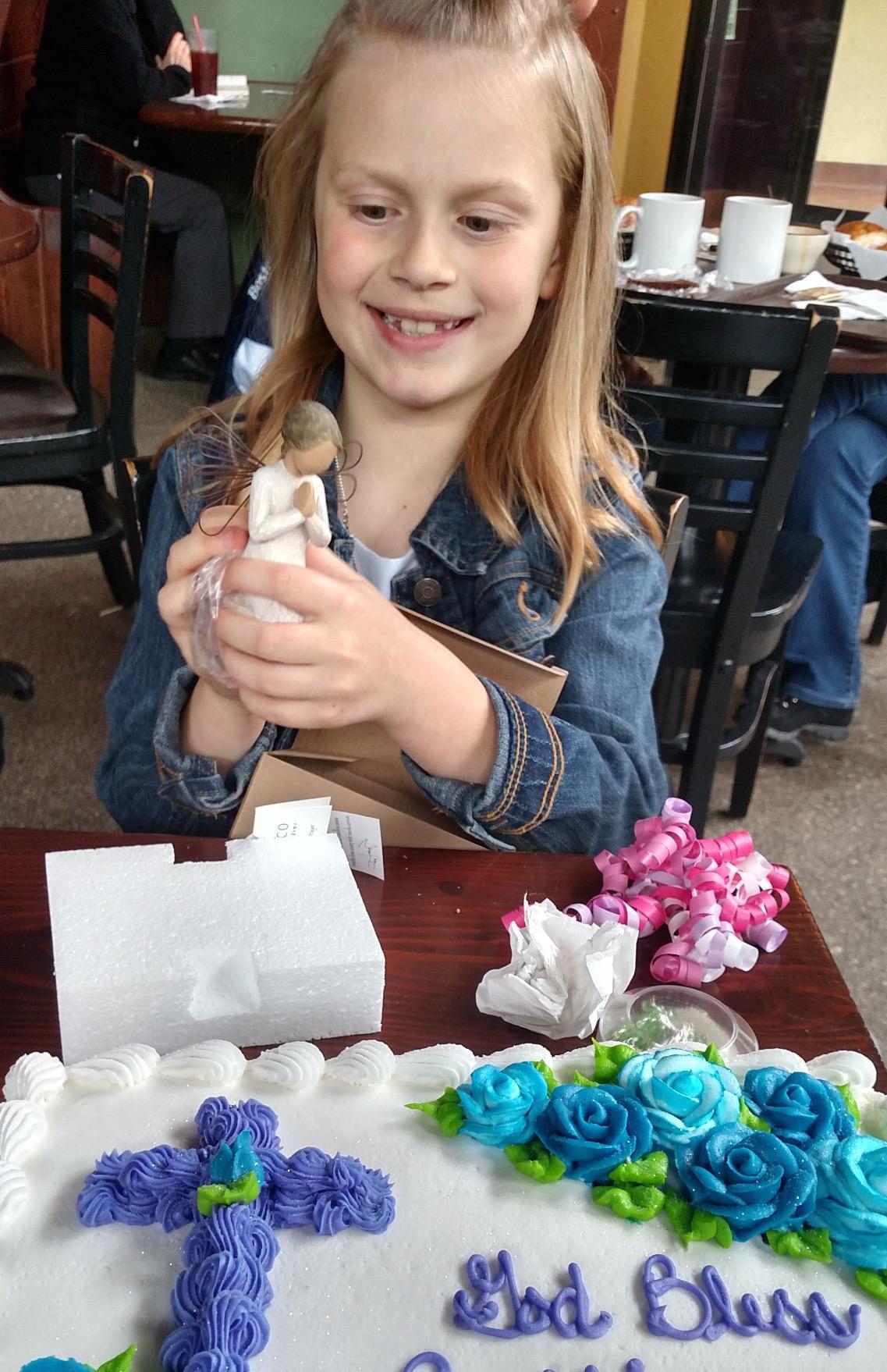 Willow Tree Angel of Prayer, Sculpted Hand-Painted Figure customer photo 2