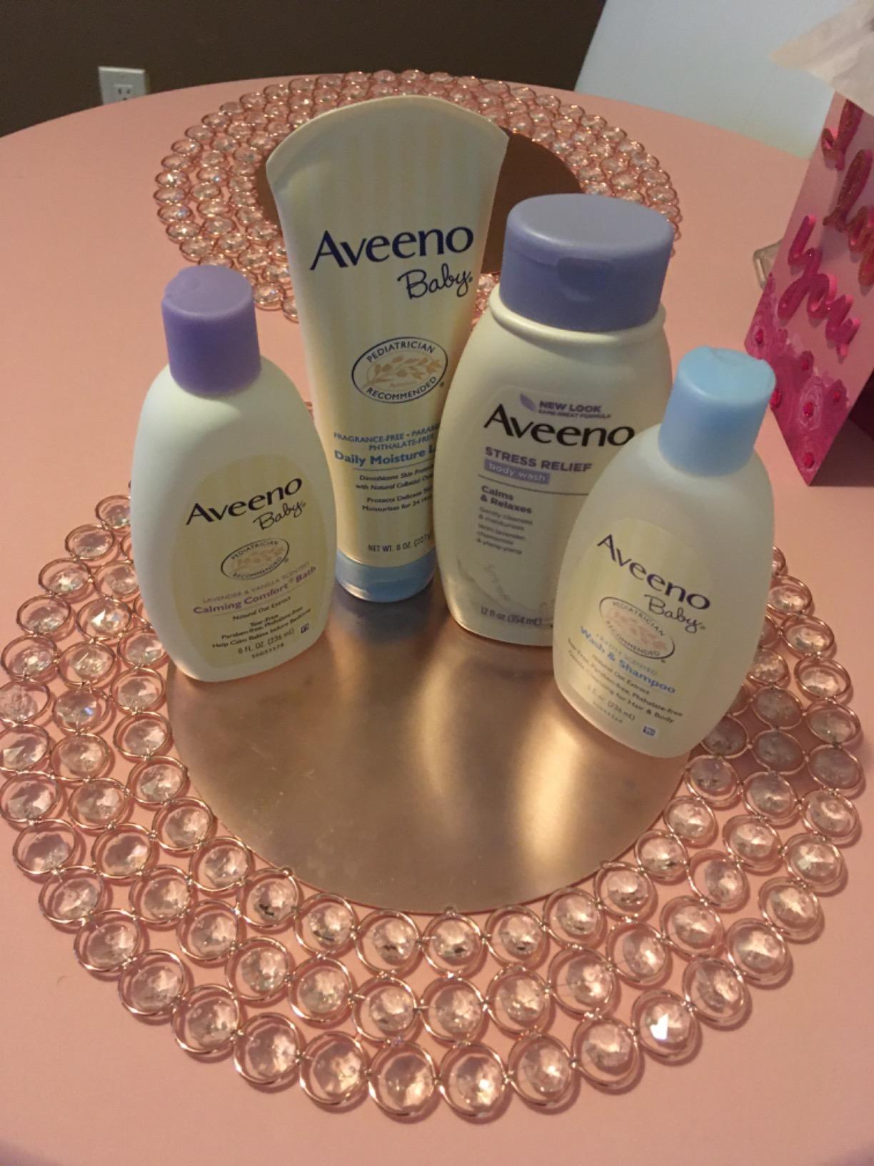 Aveeno Baby Bathtime Solutions Mommy & Me Gift Set, 4 Items | Baby Wash & Shampoo, Calming Bath, Baby Lotion, Stress Relief Body Wash for Mom customer photo 2