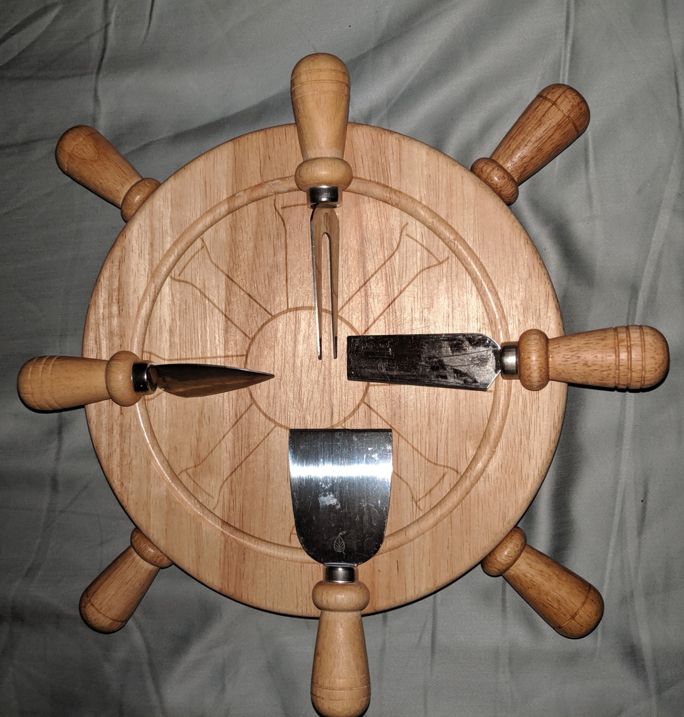 PICNIC TIME Mariner Cheese Board and Knife Set, Novelty Charcuterie Board Set with Stainless Steel Tools Housed in Helm Case Under the Lid, Swivel-Open Serving Platter, and Charcuterie Set, (Parawood) customer photo 2