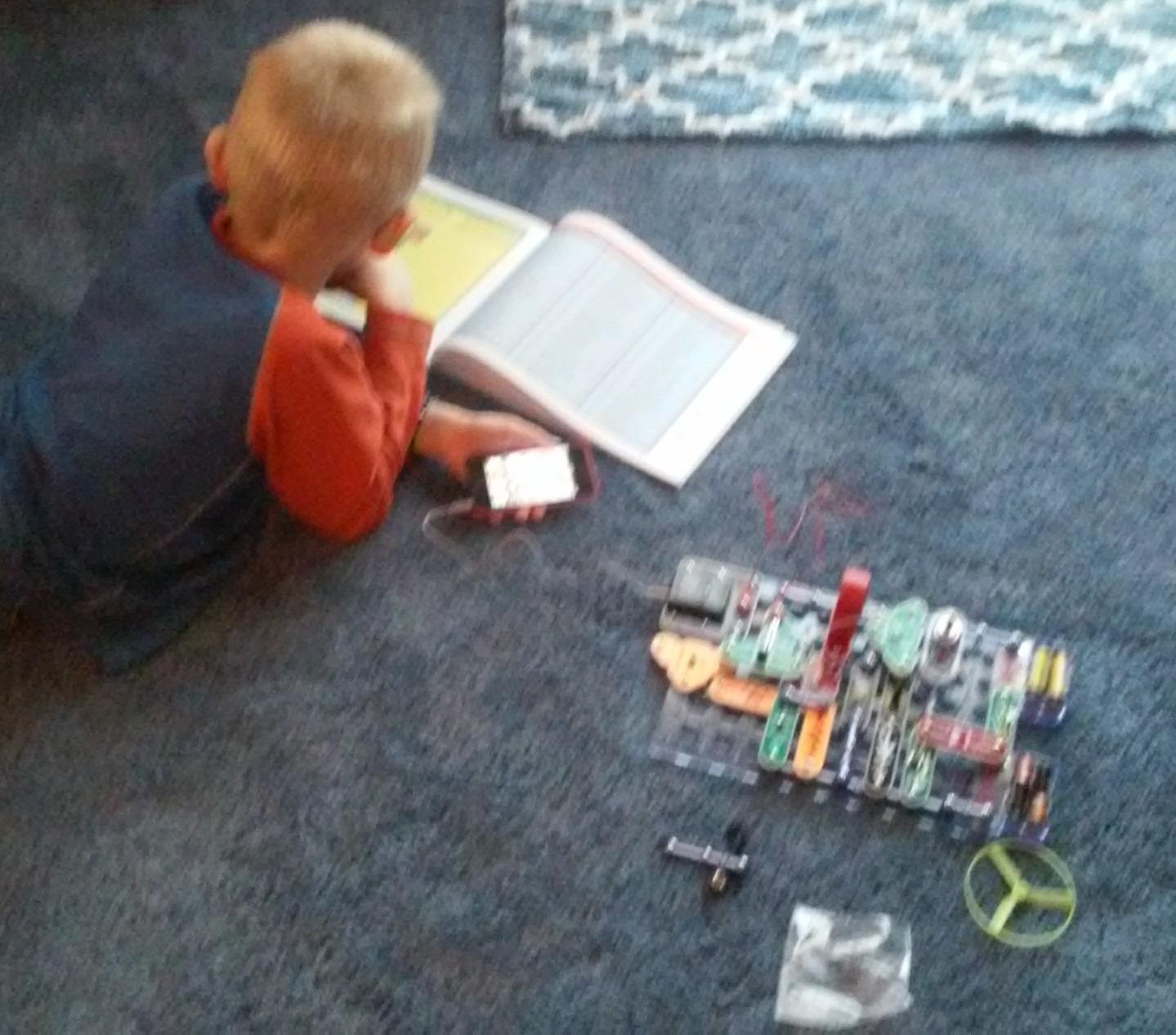Snap Circuits Light Electronics Exploration Kit | Over 175 Exciting STEM Projects | Full Color Project Manual | 55+ Snap Circuits Parts | STEM Educational Toys for Kids 8+ customer photo 2