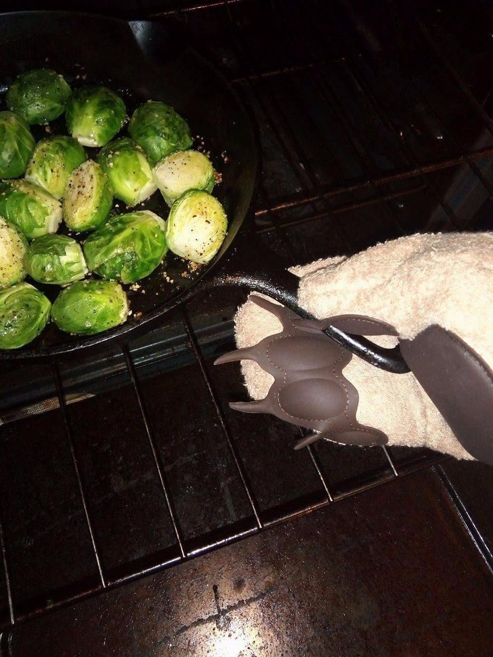 Genuine Fred Bear Hands Oven Mitts - Heat-Resistant Silicone and Cotton Gloves, Fun Gift for Bakers, Animal Lovers customer photo 1