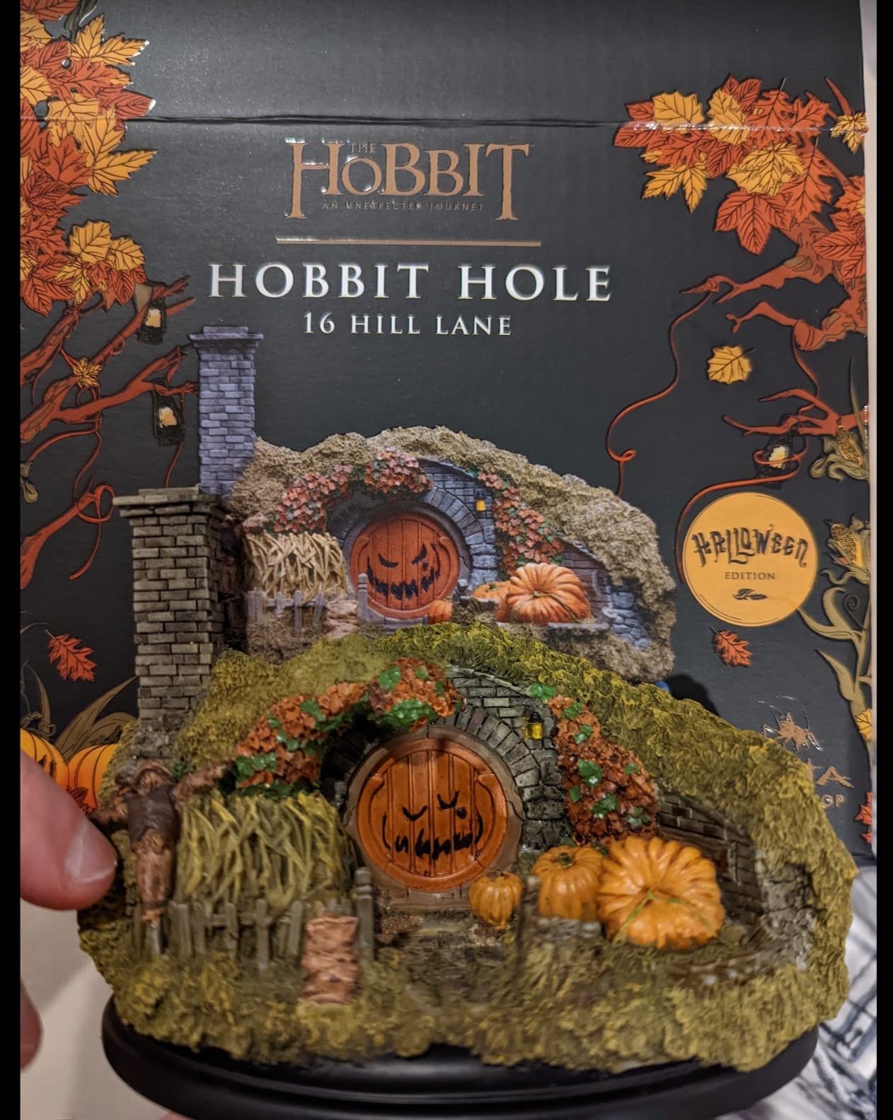 Weta Workshop Lord of The Rings - Hobbit Hole Status (35 BAGSHOT Row - Grey Door) customer photo 1