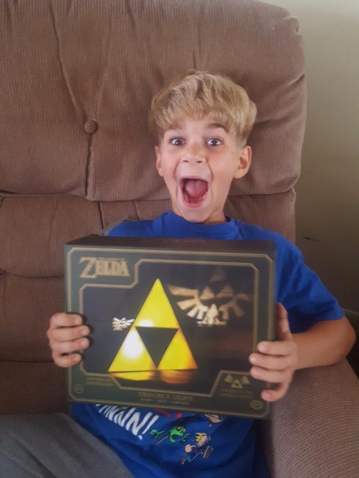 Paladone The Legend of Zelda Triforce Night Light customer photo 2