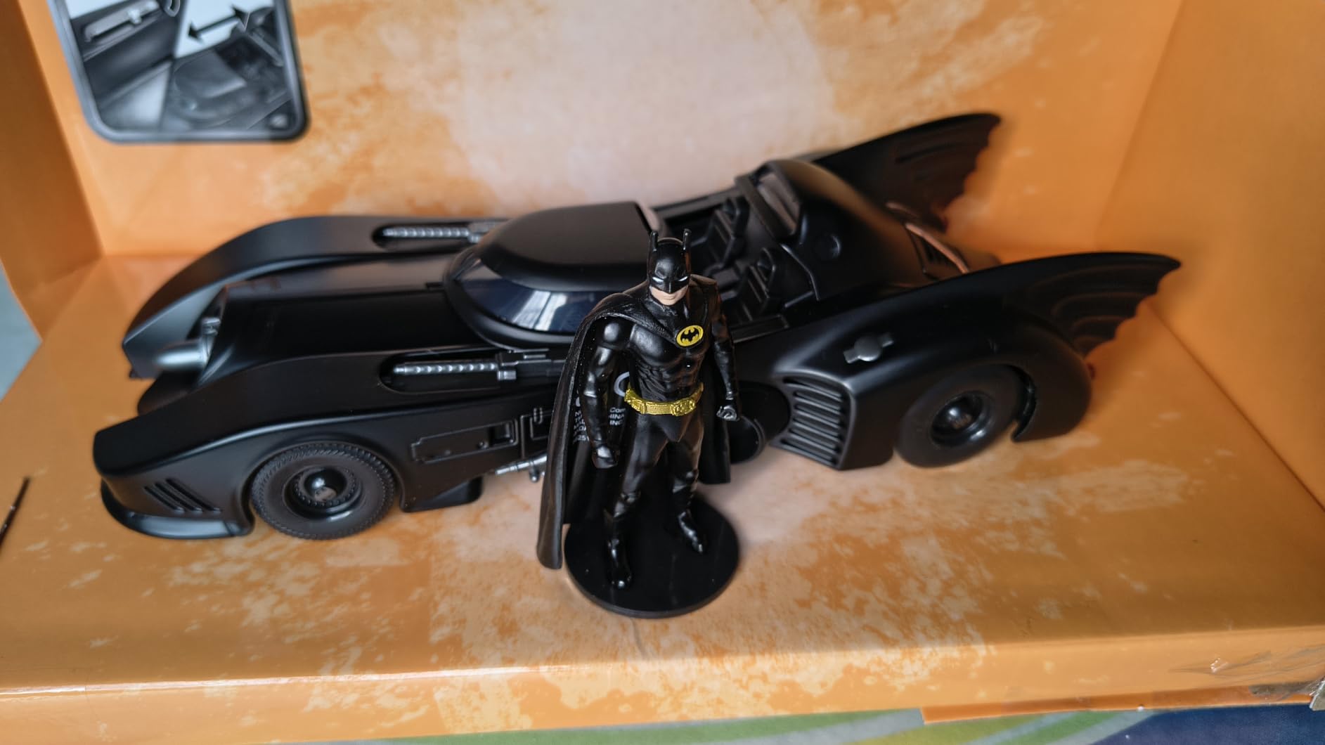 Jada Toys 1:24 1989 Batmobile Die-cast Car with 2.75
