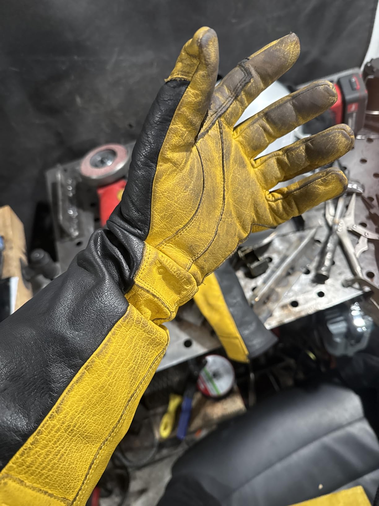 DEWALT Premium Leather Welding Gloves, Fire/Heat Resistant, Gauntlet-Style Cuff, Elastic Wrist customer photo 1
