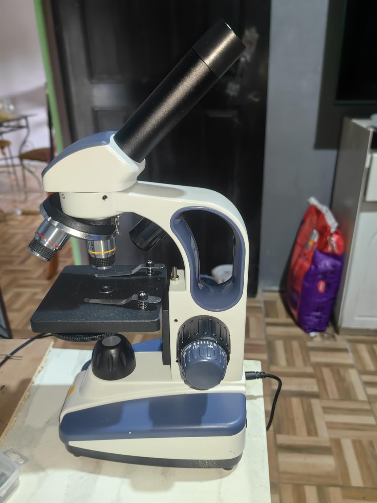 SWIFT Compound Monocular Microscope SW200DL with 40X-1000X Magnification, Dual Light, Precision Fine Focus, Wide-Field 25X Eyepiece and Cordless Capability for Student Beginner customer photo 1