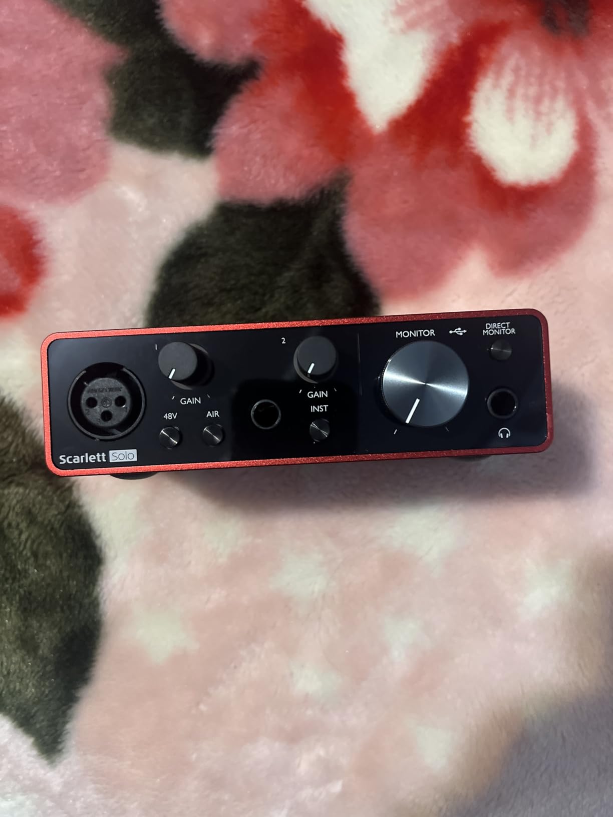 Focusrite Scarlett Solo 3rd Gen USB Audio Interface for Guitarists, Vocalists, Podcasters or Producers, 1 XLR Mic Preamp, 1 Hi-Z Instrument Input, 24-Bit/192kHz customer photo 1