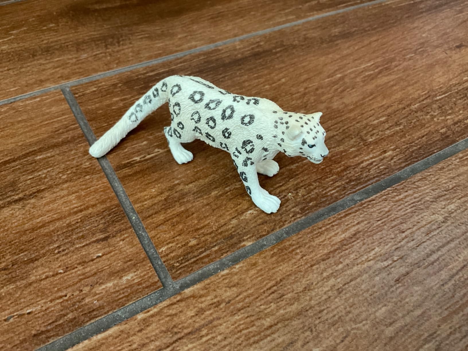 Schleich Wild Life - Snow Leopard Toy Figurine - Kids Ages 3+ | 14838 | Wild Animal Figurine, Realistic Animal Toys, Safari Toy for Boys and Girls, Screen-Free Imaginative Pretend Play, Montessori customer photo 2