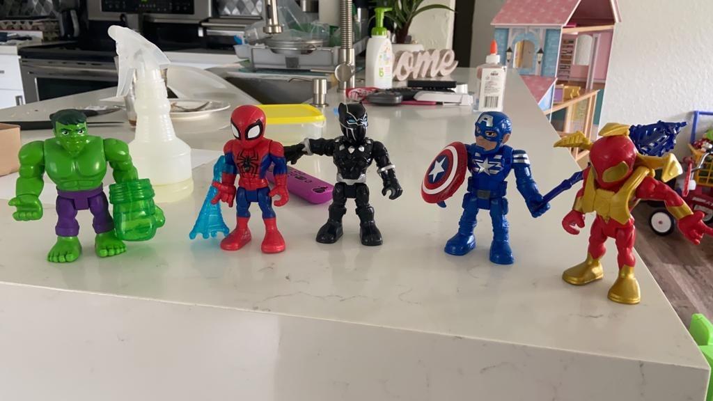 Marvel Super Hero Adventures 5-Inch Action Figure 5-Pack, Includes Captain America, Spider-Man, 5 Accessories (Amazon Exclusive) customer photo 1