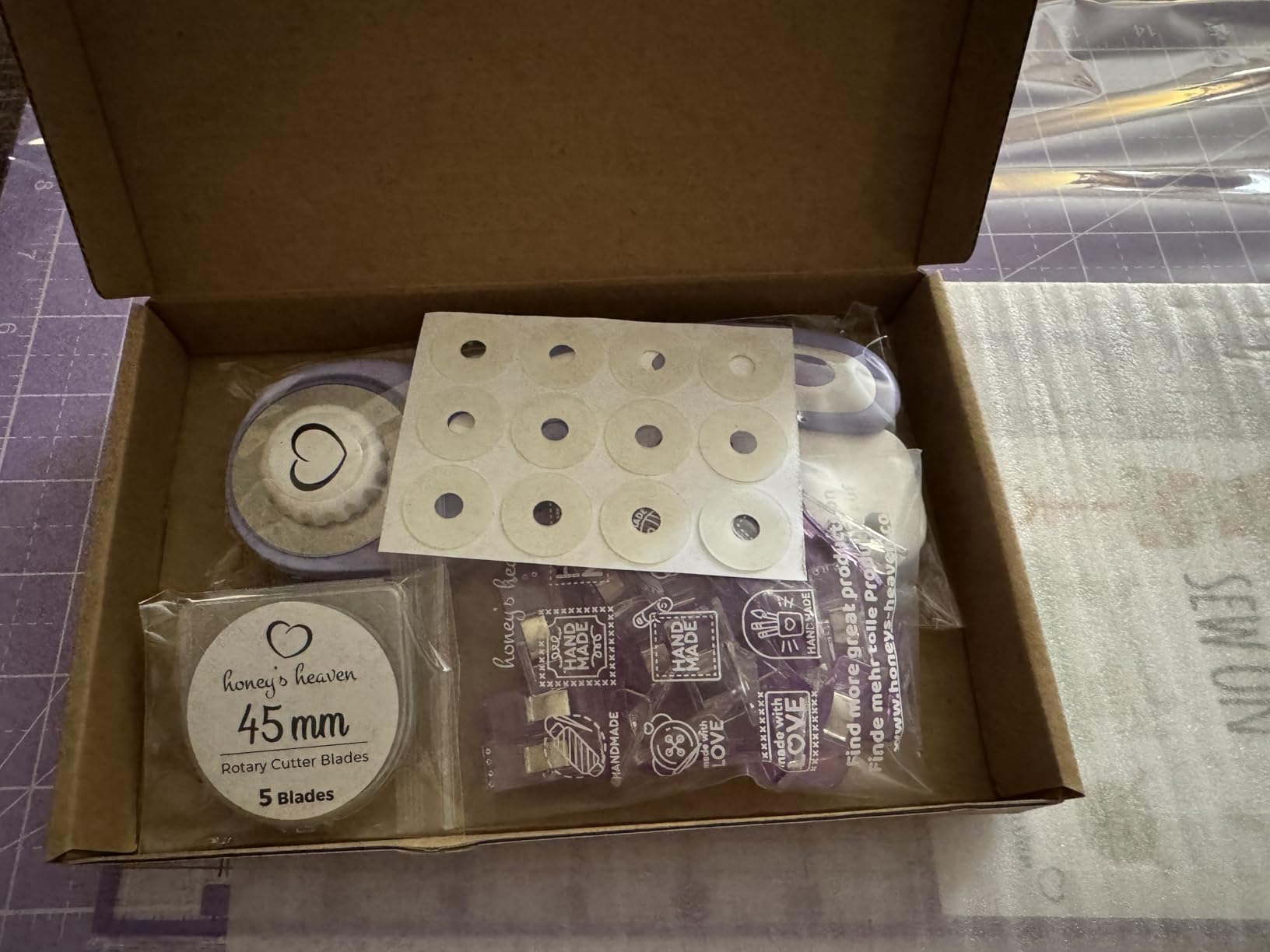 Rotary Cutter Set lavender - Quilting Kit incl. 45mm Fabric Cutter, 5 Replacement Blades, A3 Cutting Mat, Acrylic Ruler and Craft Clips - Ideal for Crafting, Sewing, Patchworking, Crochet & Knitting customer photo 1