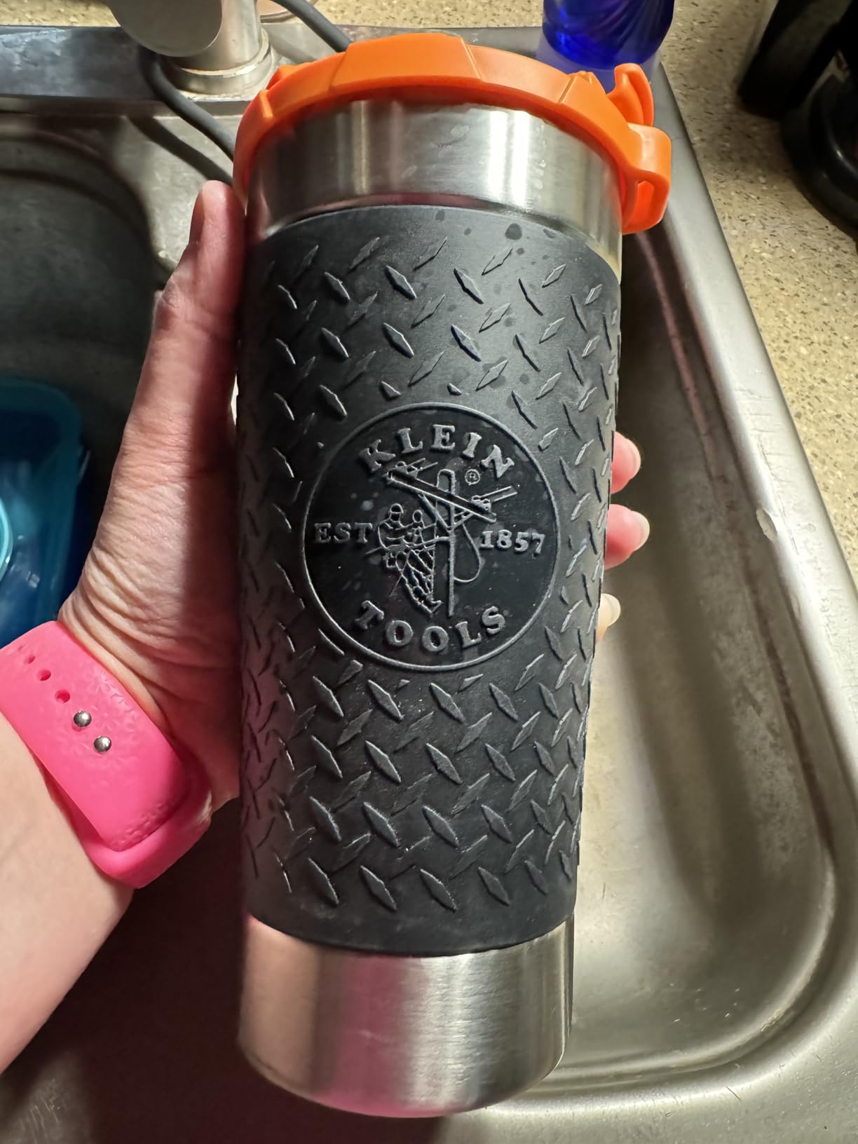 Klein Tools 55580 Stainless Steel Tumbler with Flip-top Lid, Insulated 20 oz. Tradesman's Double Wall Vacuum Mug, Slip-resistant Sleeve customer photo 1