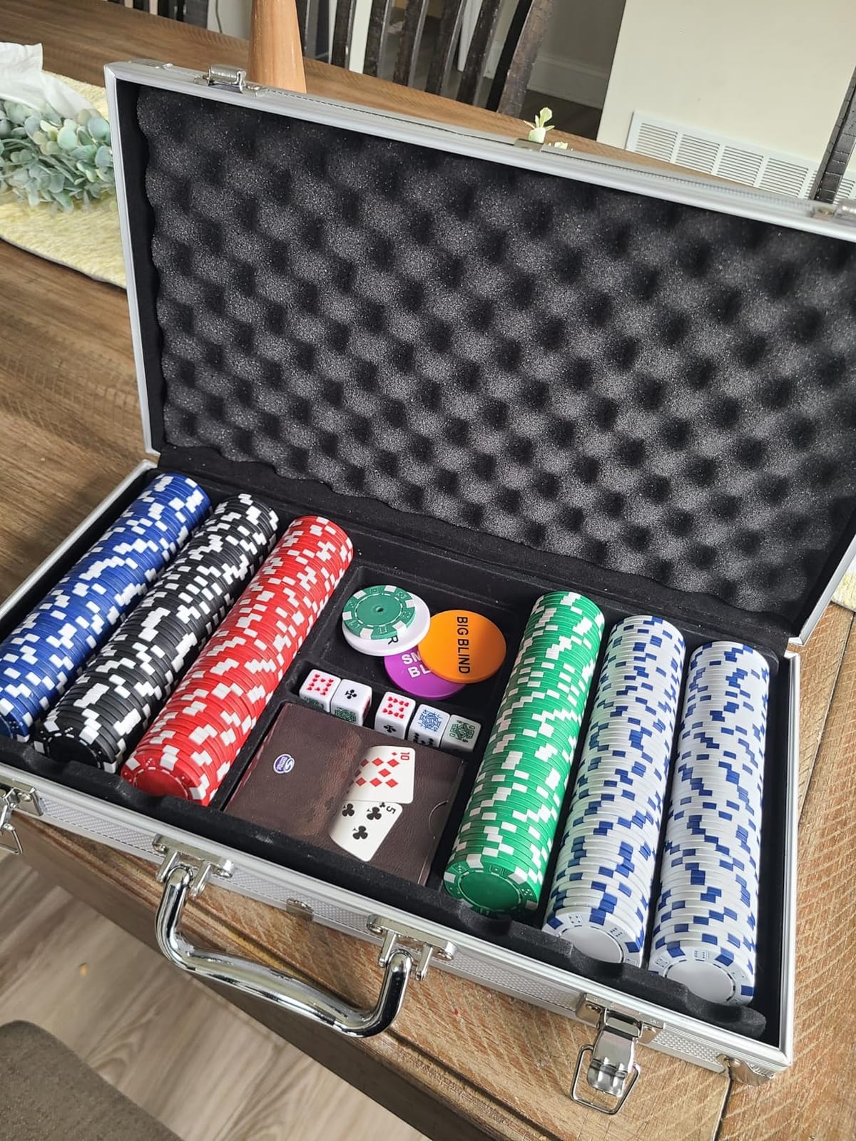 Spin Master Games, Cardinal Classics, 300-Piece Poker Set with Aluminum Carrying Case & Professional Weight Chips & Poker Dice, for Ages 8+ customer photo 1