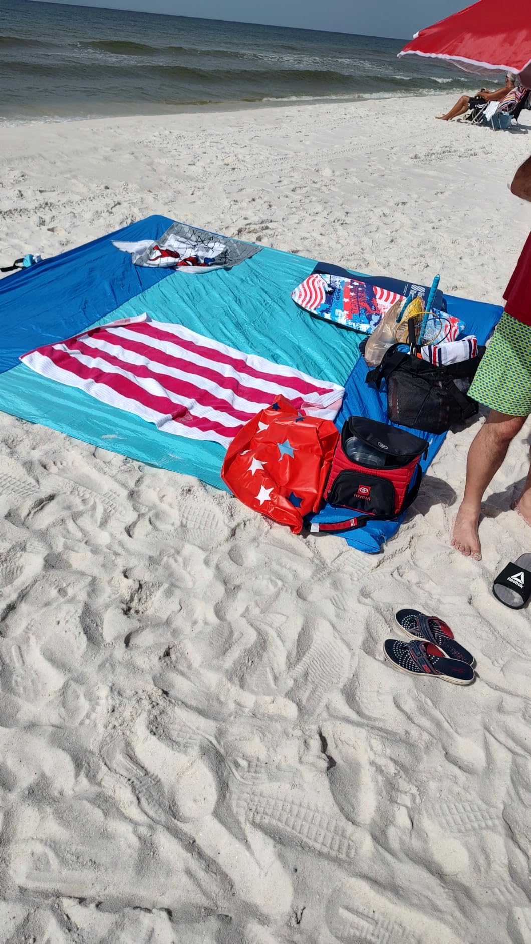 WEKAPO Beach Blanket Sandproof Waterproof, Extra Large Beach Mat, Oversized & Compact Sand Free, Quick Drying Beach Essentials for Vacation, Cruise, Picnic & Camping with Stakes customer photo 1