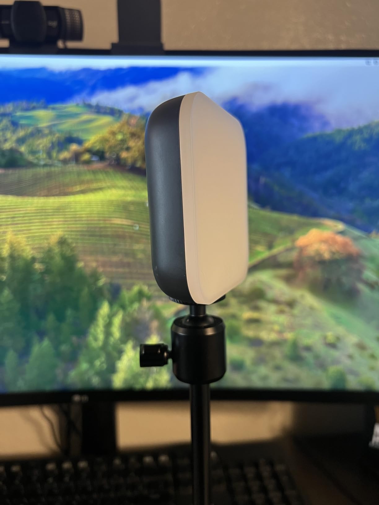 Logitech for Creators Litra Glow Premium LED Streaming Light - Graphite | Computer lighting for video conferencing, Zoom meetings, adjustable mount, desktop app control for PC/Mac customer photo 1