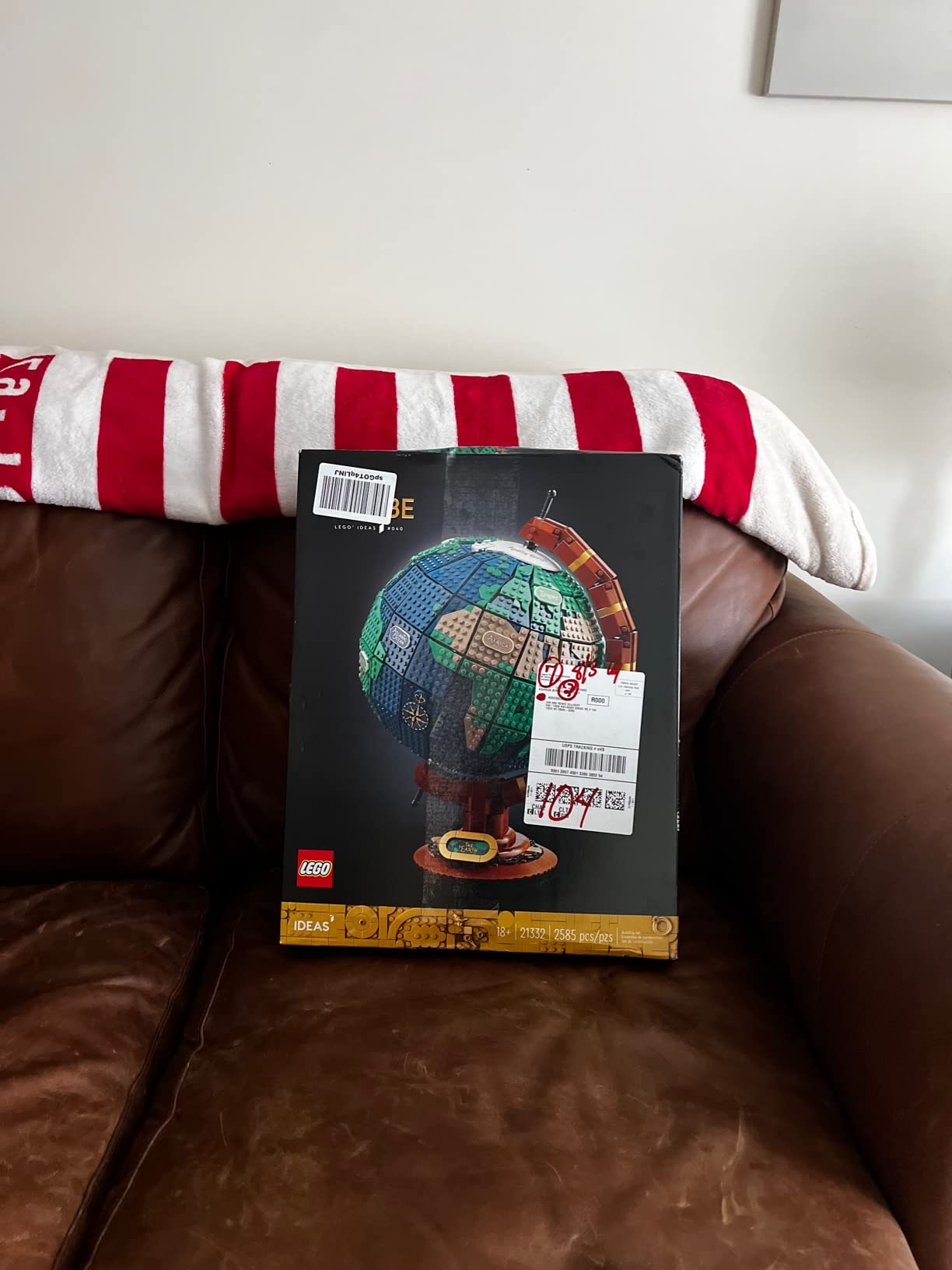LEGO Ideas The Globe Building Set, Build and Display Model for Adults, Home Decor Gift for People with a Passion for Travel, Geography and Arts, 21332 customer photo 1
