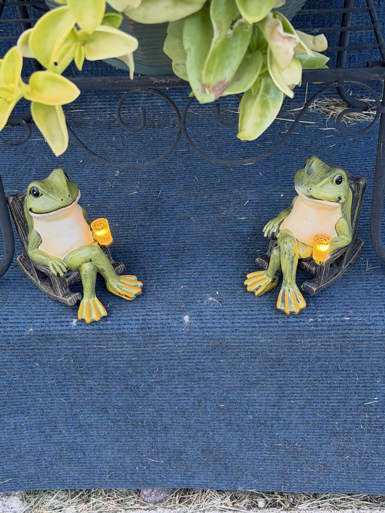 FOXMIS Miniature Frog Garden Statue Mom Dad Gifts Home Decorations Fairy Garden Accessories Outdoor Lights Solar Garden Frog Decor Art Housewarming Gift for Patio,Yard,Lawn Ornament,3.89