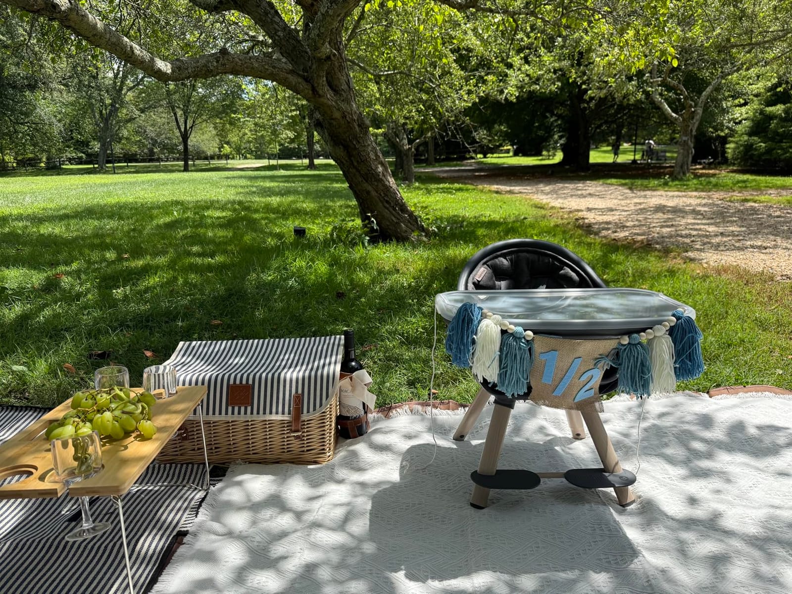 WILLOW WEAVE Picnic Basket with Table, Picnic Basket Set for 2 - Leaf | Willow Hamper with Wine Holder, Wicker Picnic Set with Blanket & Tableware for Outdoor, Wedding, Anniversary, Birthday Gift customer photo 1