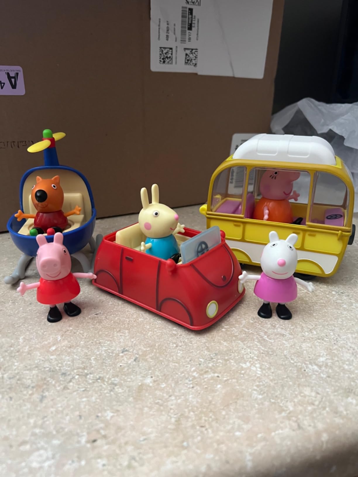 Peppa Pig Peppa's Little Vehicle Playset for Girls and Boys, Includes Helicopter, Camper, and Car, and 5 Figures Set, Preschool Toys, Ages 3+ (Amazon Exclusive) customer photo 1