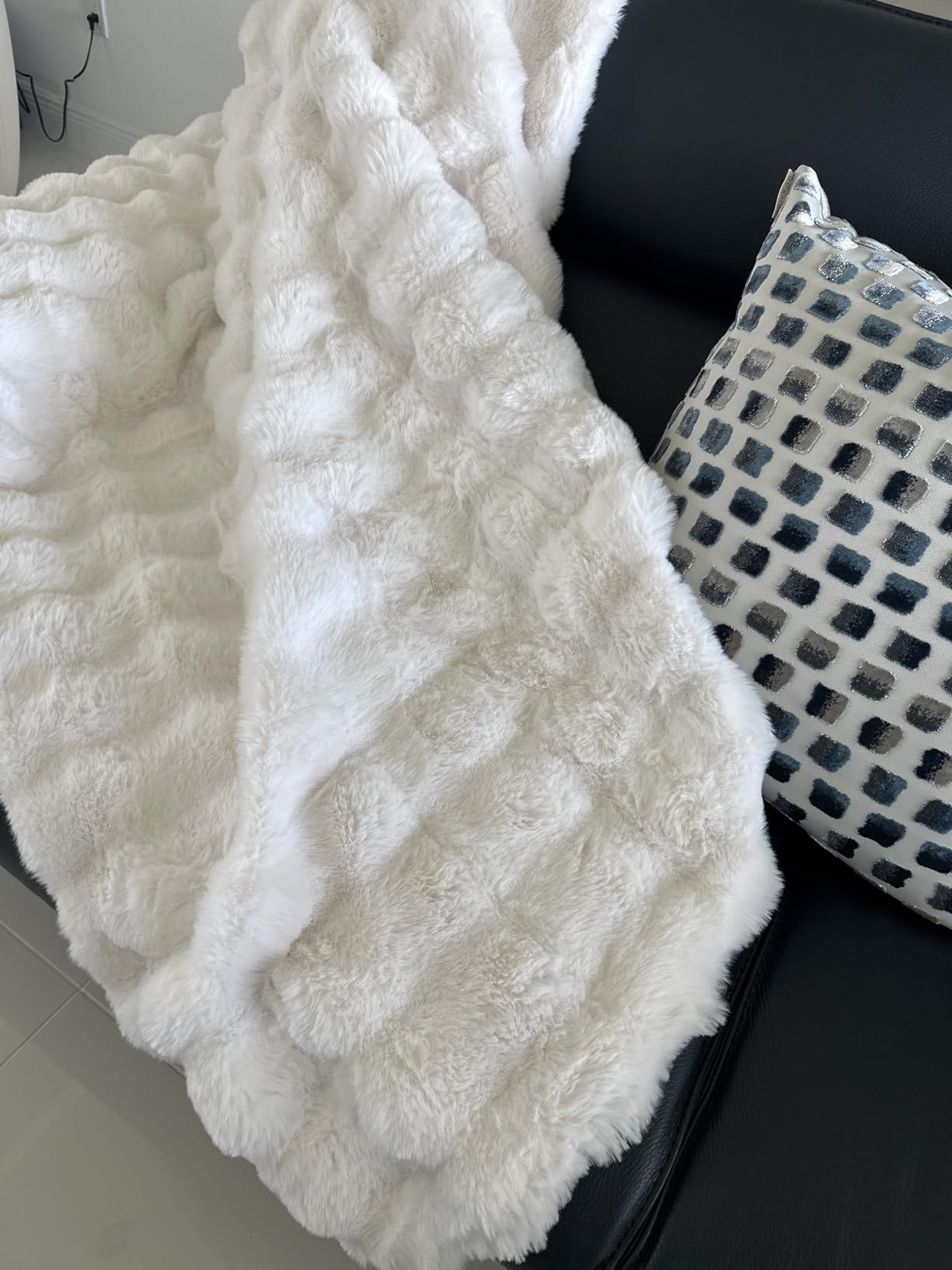 Touchat Luxury 1000GSM Faux Rabbit Fur Throw Blanket, Super Heavy Warm Cozy Blankets for Couch Bed Sofa, Bubble Plush Fuzzy Elegant Soft Mink Blanket for Mom Living Room Bedroom, Cream White customer photo 1