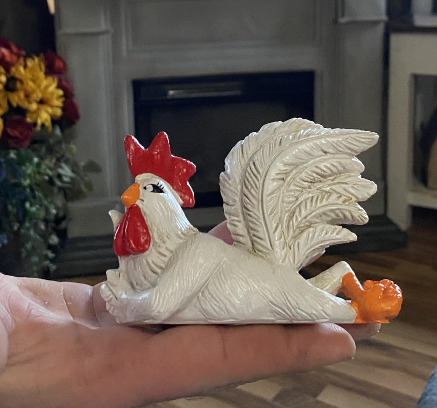 White Rooster Statue with Enchanting Posture & Long Eyelashes Table Art Sculpture Funny Resin Figurine Decoration, Rustic Country Kitchen Decor, Farm Animal Table Ornament as Housewarming Gifts customer photo 1