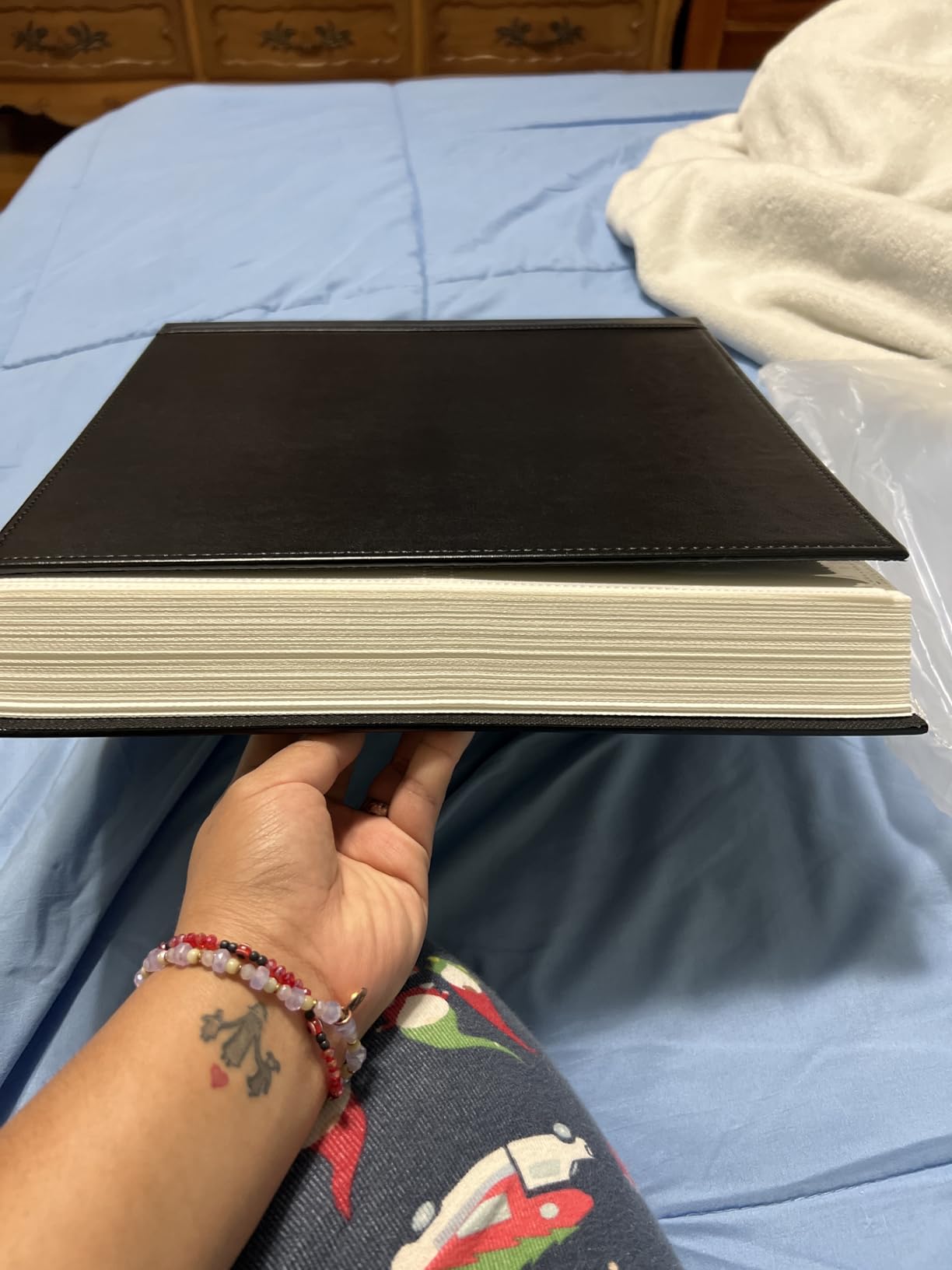 Aevdor Large Capacity 4x6 Photo Album, 1000 Photos, Leather Cover, Black | 3 Horizontal + 2 Vertical per Side, Acid-Free Black Inner Pages, Front Display Window, Family, Wedding & Everyday Photos customer photo 2