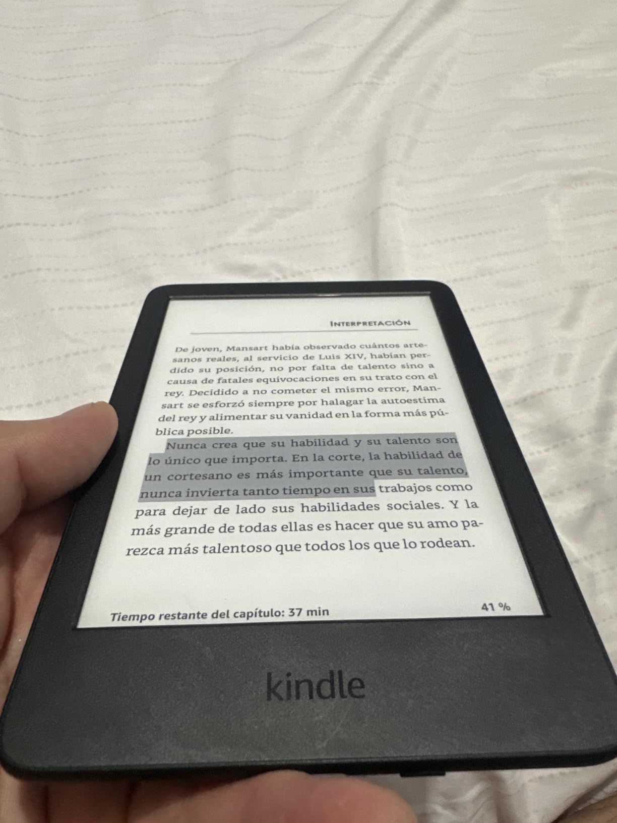 Kindle 16 GB (newest model) - Lightest and most compact Kindle, now with faster page turns, and higher contrast ratio, for an enhanced reading experience - Matcha customer photo 2