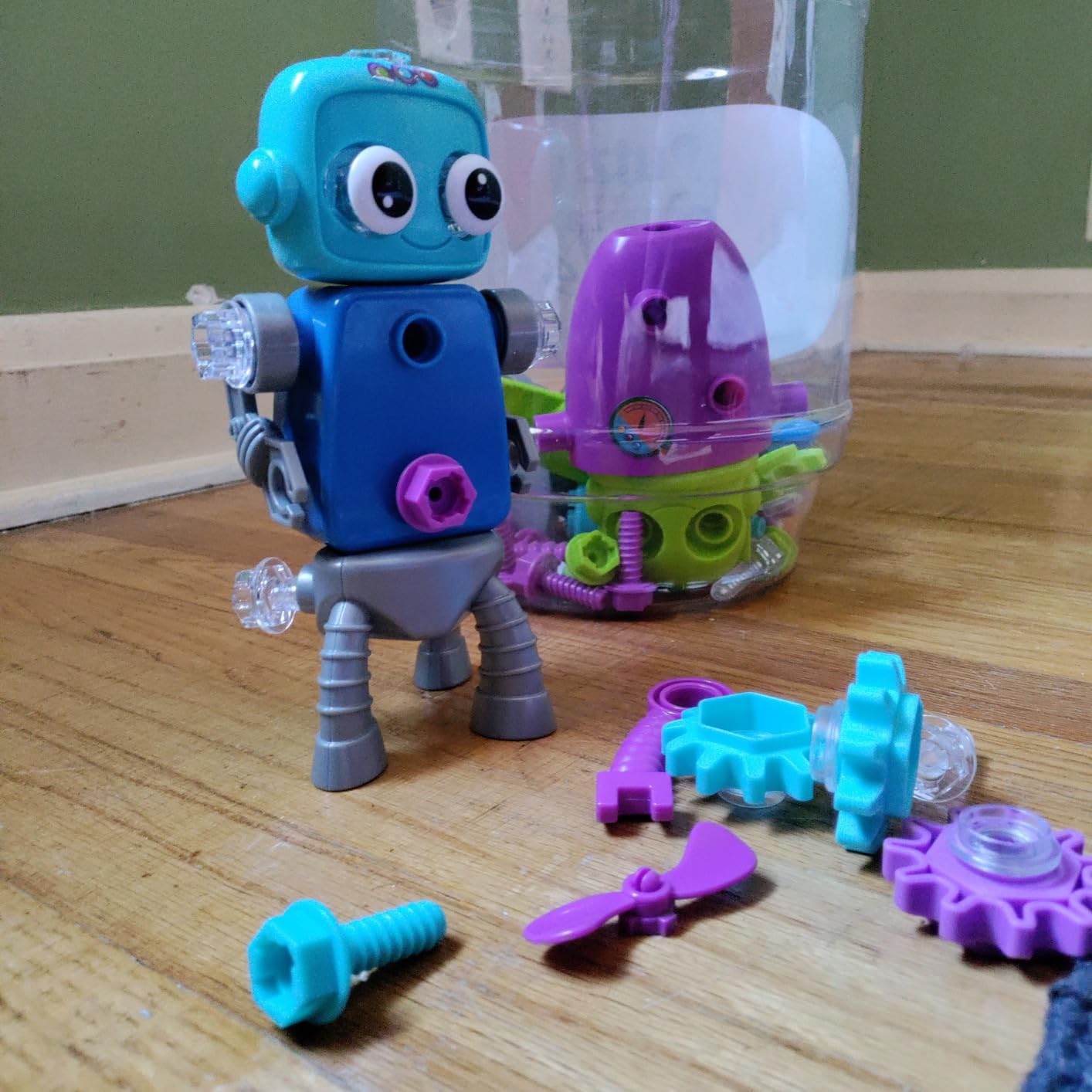Educational Insights Design & Drill Robot Workshop - Construction Toys & Tools for Kids, Robot Toy Building Sets, Kids' Tool Set with Real Electric Drill Toy, Take Apart STEM Set, Gifts for Ages 3+ customer photo 2
