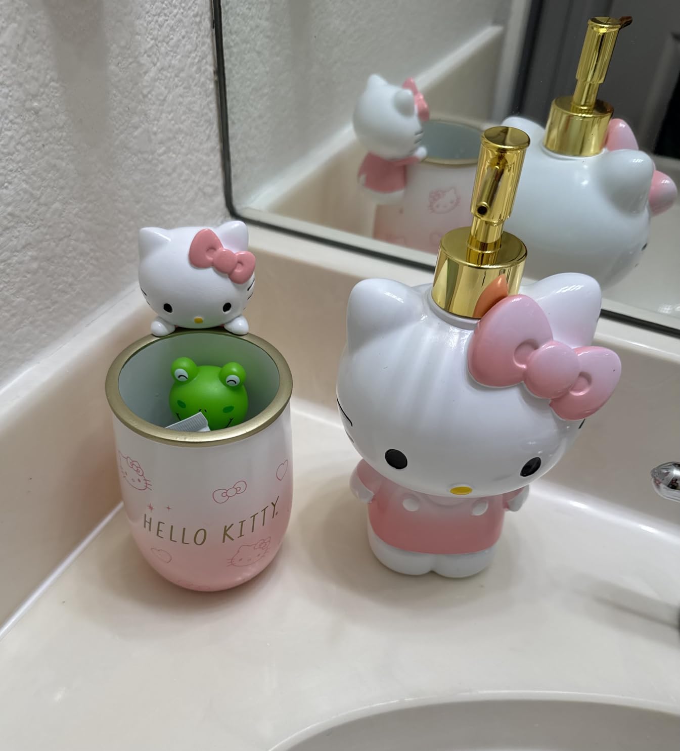 Jay Franco Hello Kitty Tumbler and Soap Dispenser Set - 2 Piece Pink Collection Includes Resin Lotion Pump and Cup - Bathroom Décor customer photo 1