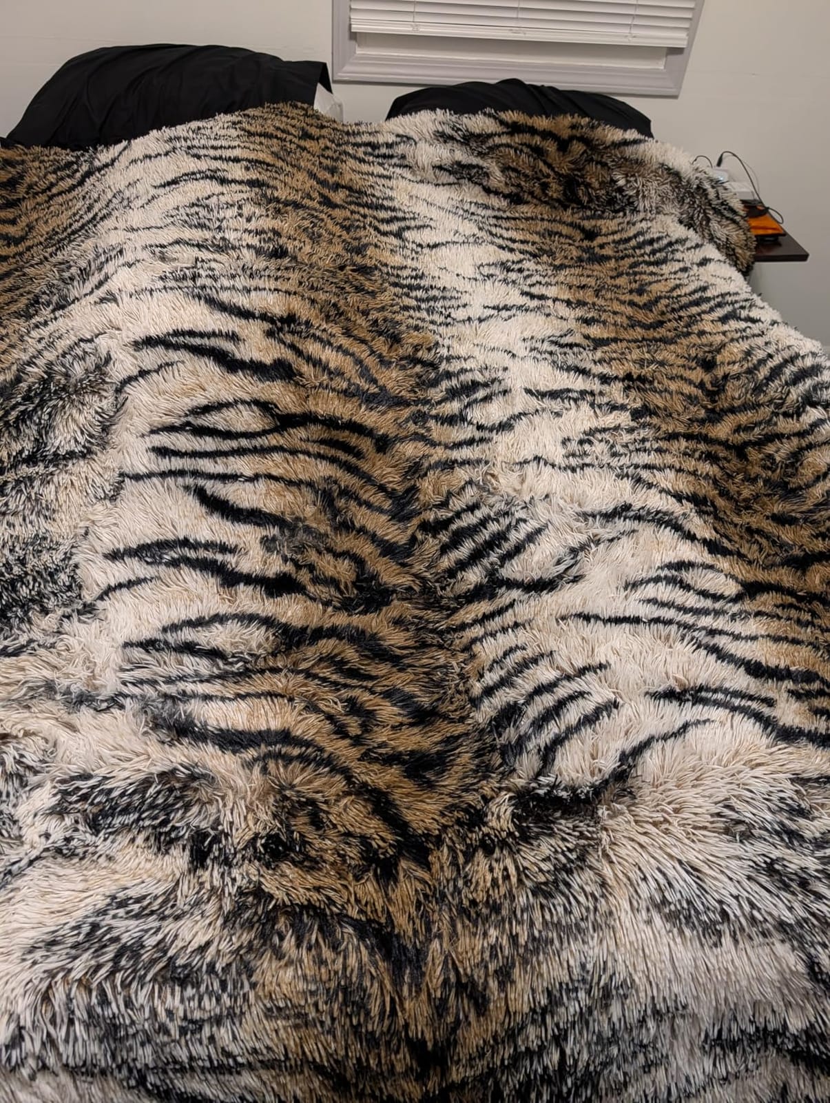 XeGe Tiger Print Fluffy Faux Fur Duvet Cover Set, Queen Size, Tiger Brown | 3 Pieces Soft Plush Shaggy Fuzzy Bedding Set(1 Farmhouse Animal Print Comforter Cover + 2 Furry Pillow Cases), Zipper Closure customer photo 2