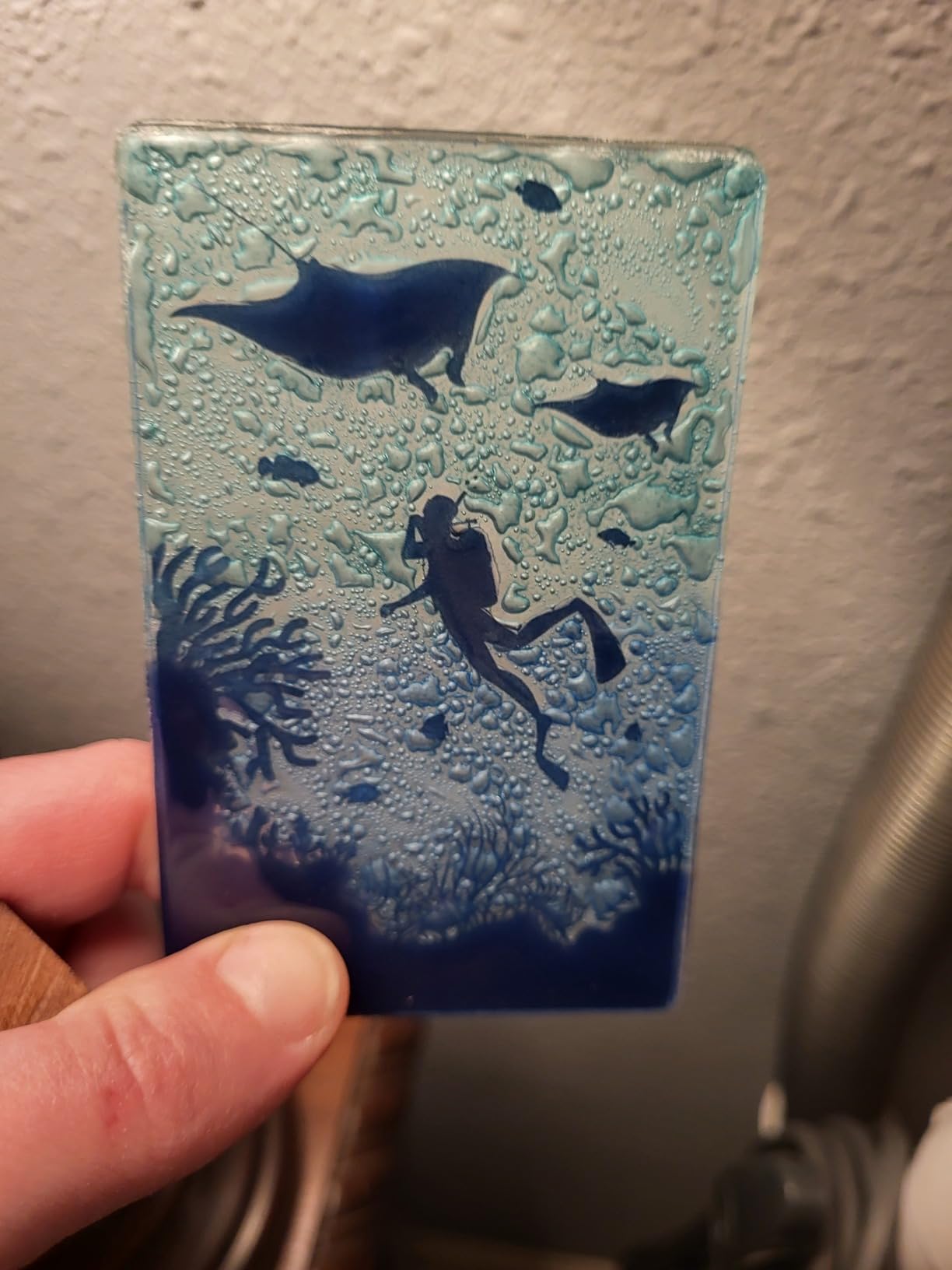 Scuba & Manta Ray Ornament Desk - Handmade Fused Glass Art, 4.35-Inch Tabletop Decoration, Unique Handmade Gift, Scratch-Resistant & Fade-Resistant, Eco-Friendly with Wooden Stand customer photo 1