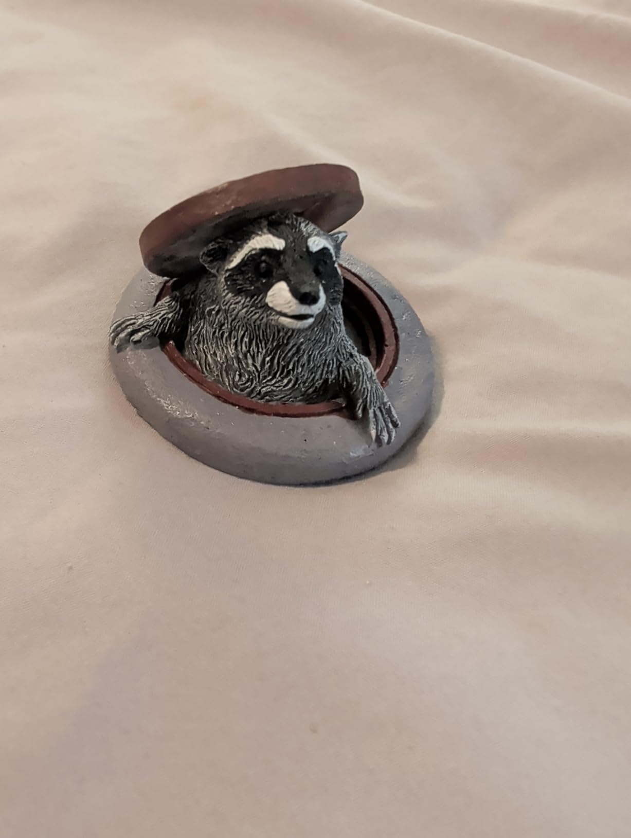 YGMONER Cute Resin Raccoon Figurine Peeking from Manhole - Car Dashboard Decorations, Garden Miniature Collectible for Animal Lovers 2.3
