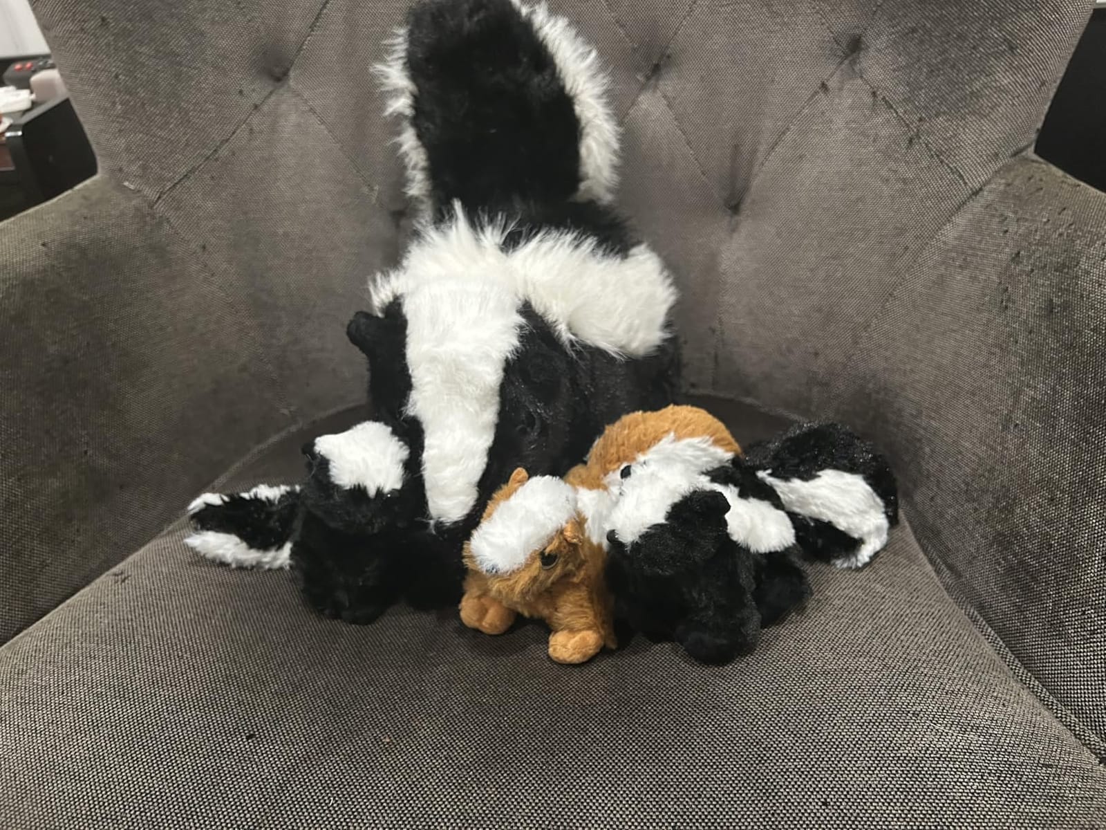 MaoGoLan 4Pcs Giant Skunk Stuffed Animal, Kawai Mother Skunk Plush Toy with 3 Small Baby Skunk Plushies Inside, 22