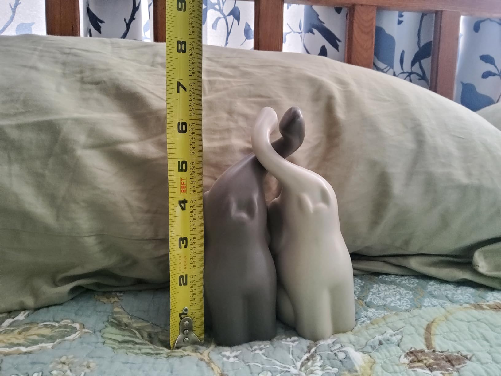 QINJIEJIE Golden Elephant Statue Figurines Loving Elephant Gift for Couples | Ivory Wedding Anniversary Modern Ceramic Elephant Sculpture Ornament for Home Decor Living Room Shelf Lucky Statue in Love customer photo 2
