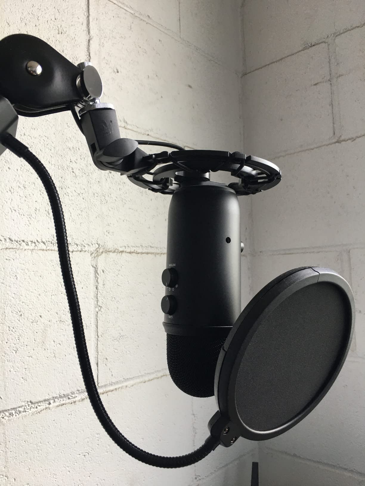 NEEWER Microphone Isolation Ball Shield Pop Filter, Portable Windscreen Mic Cover for Studio Vocal Booth Recording, Sound Absorbing Five Layer Foam Acoustic Equipment for 43-68 mm Mics, MS012 customer photo 2